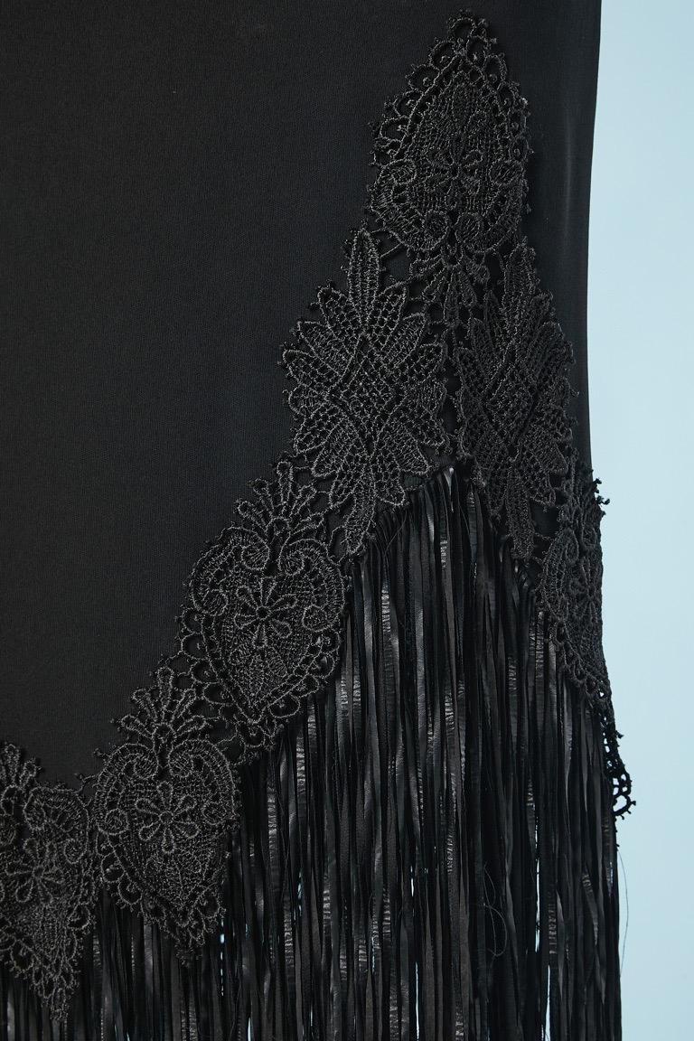 Negro asimétrico  vestido de noche de jersey con pasamanería y  flecos en la parte inferior. Cremallera en el centro de la espalda. 
TALLA 38 en la etiqueta ( pero mas bien 36/ 6 US)