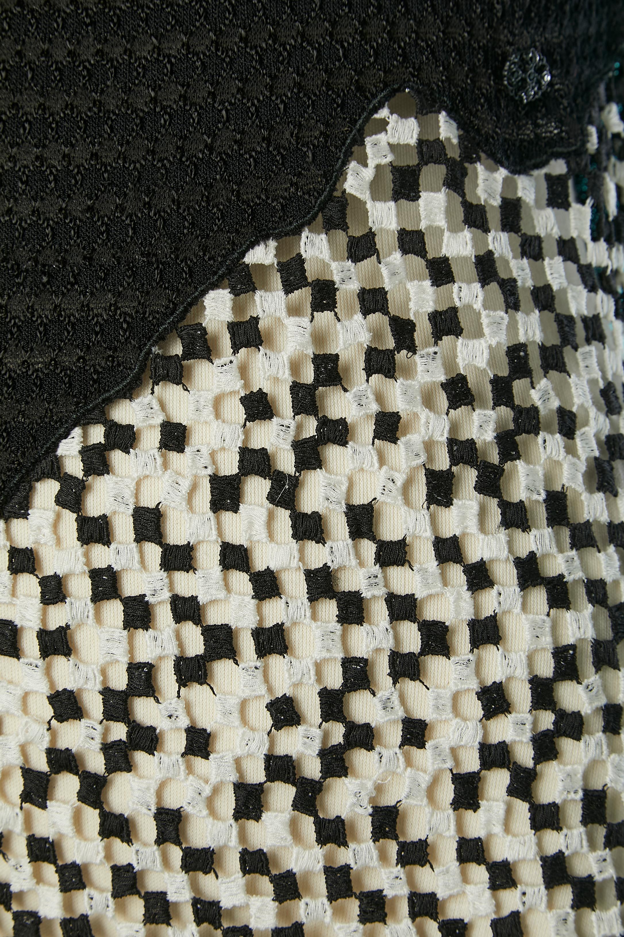 Robe sans manches en maille asymétrique noire avec empiècements de dentelle noire et blanche Chanel  Excellent état - En vente à Saint-Ouen-Sur-Seine, FR