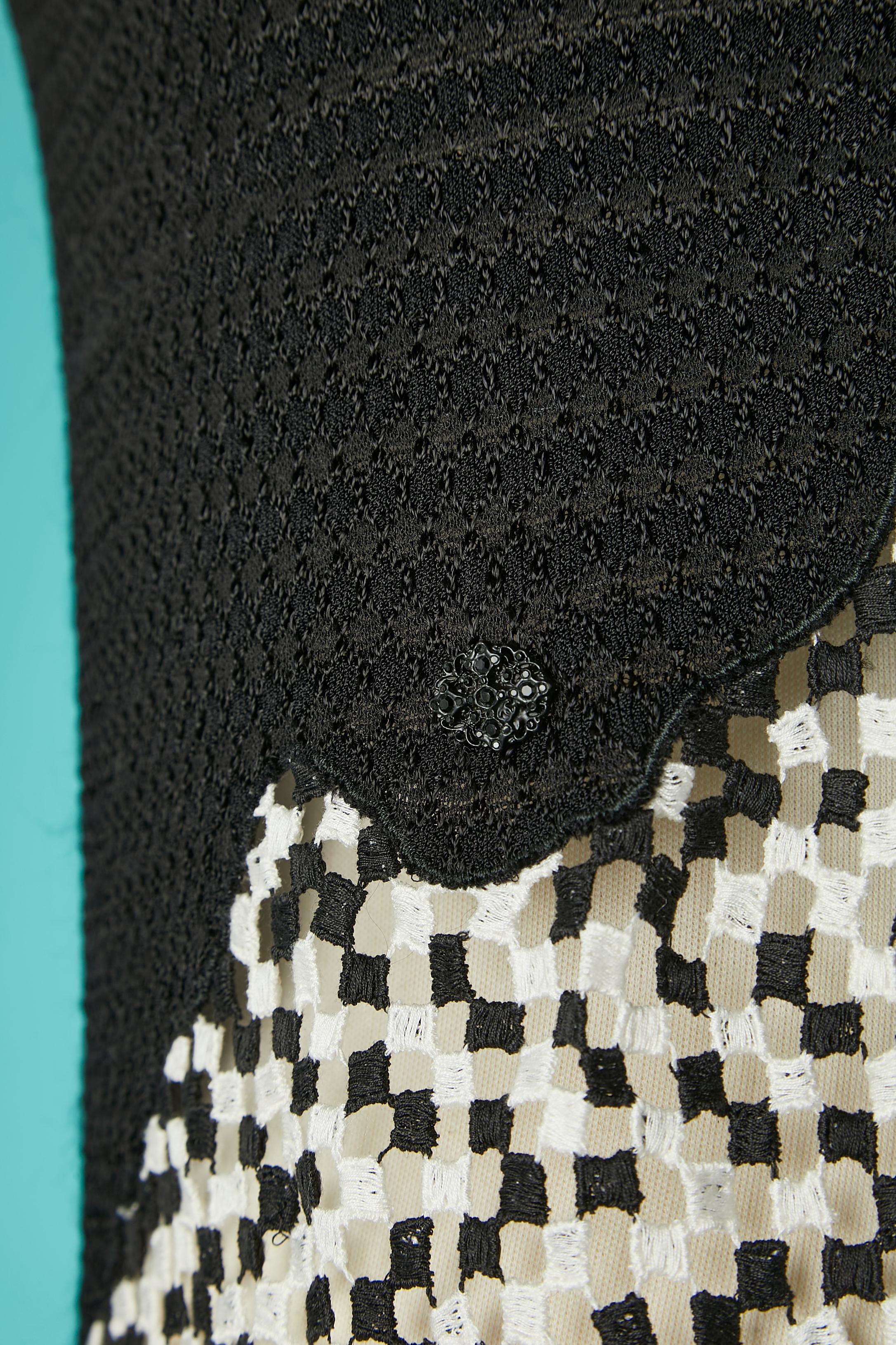 Robe sans manches en maille asymétrique noire avec empiècements de dentelle noire et blanche Chanel  Pour femmes en vente