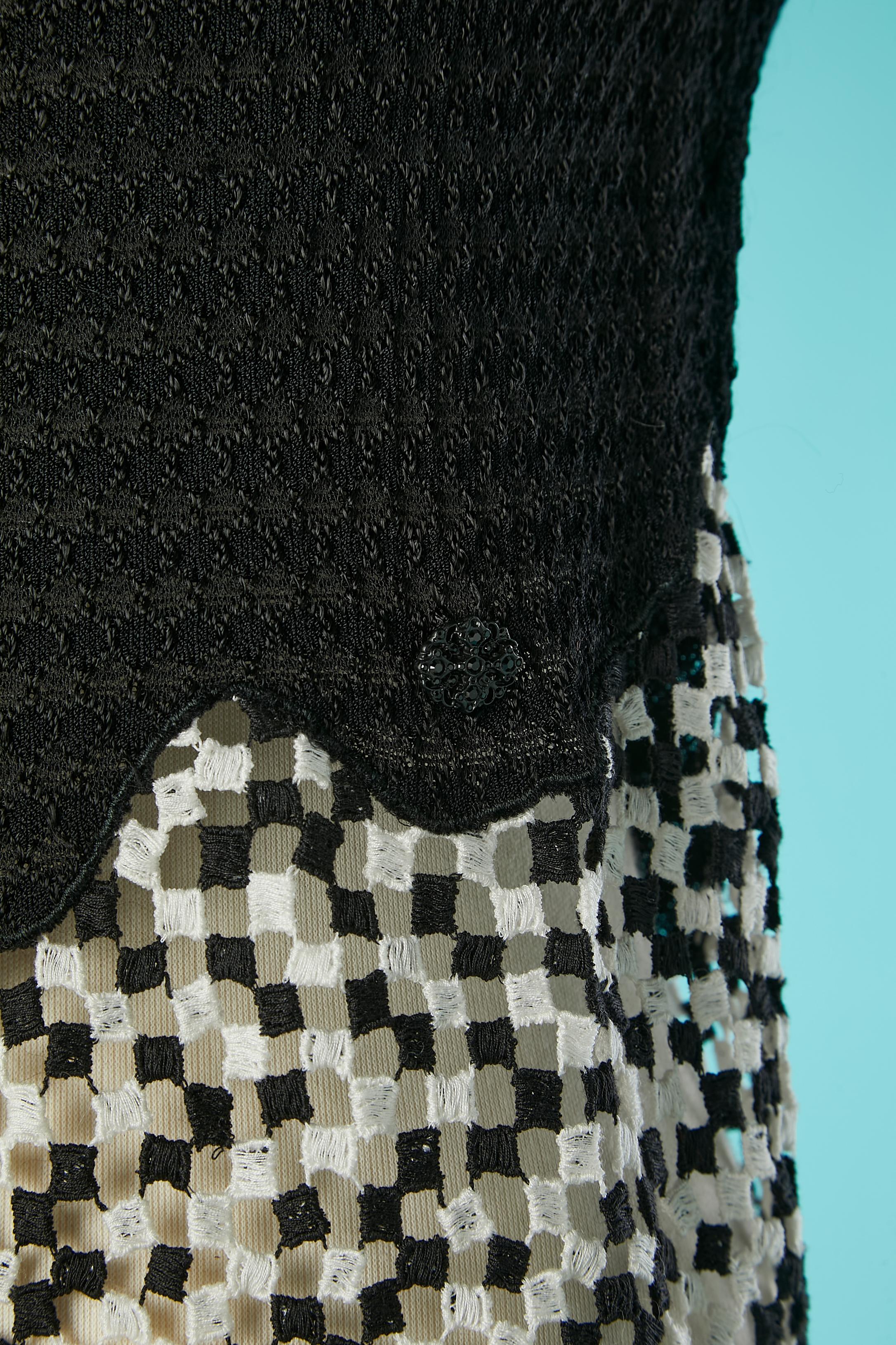 Robe sans manches en maille asymétrique noire avec empiècements de dentelle noire et blanche Chanel  en vente 1
