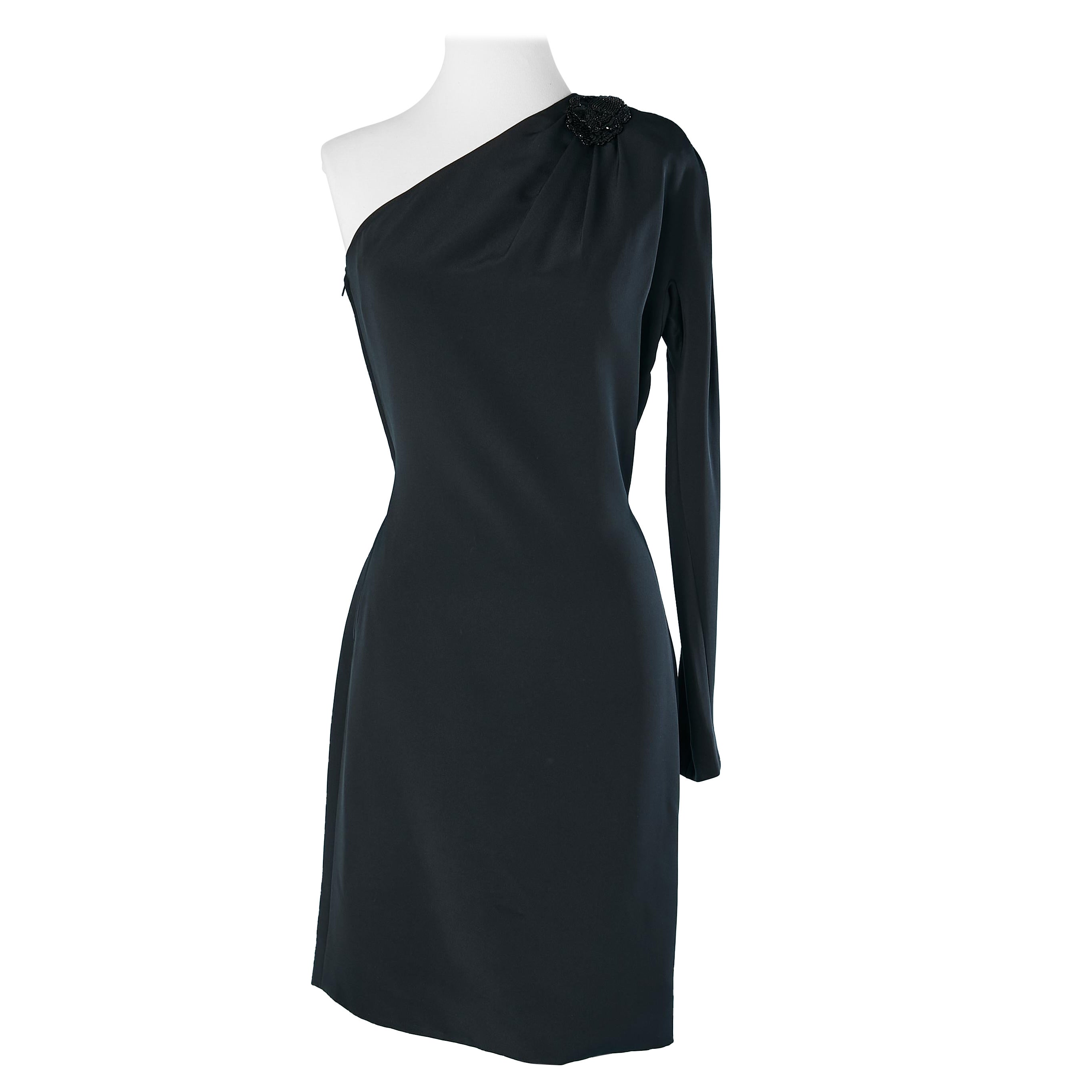 Gucci - Robe de cocktail asymétrique en soie noire avec perles et paillettes sur l'épaule