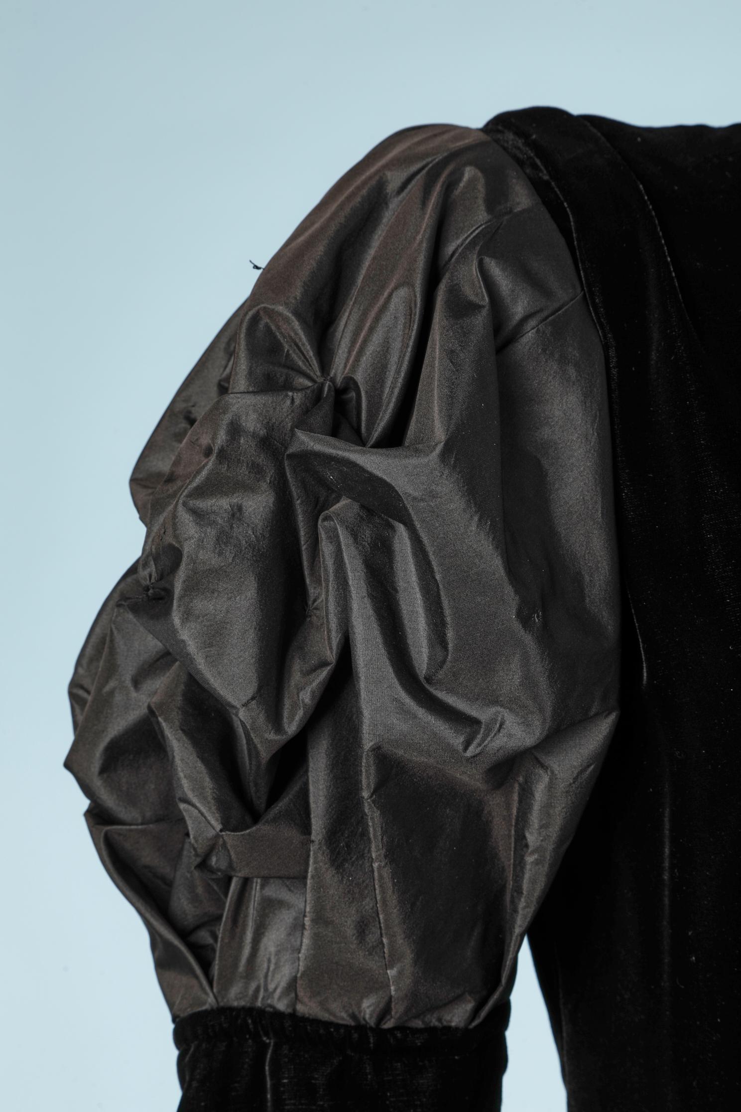Schwarzes asymmetrisches Cocktailkleid aus Seidensamt mit übergroßen Taftärmeln in Schwarz im Zustand „Hervorragend“ im Angebot in Saint-Ouen-Sur-Seine, FR