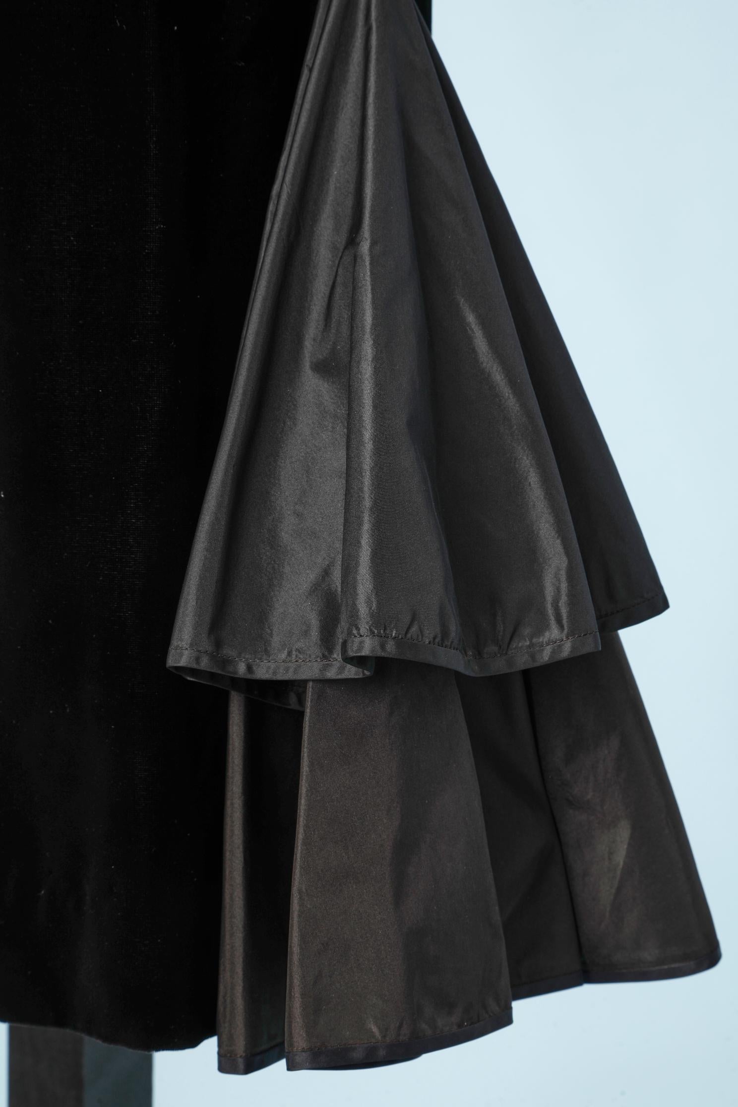 Black asymmetrical silk velvet cocktail dress with oversize taffetas sleeves  In Excellent Condition For Sale In Saint-Ouen-Sur-Seine, FR