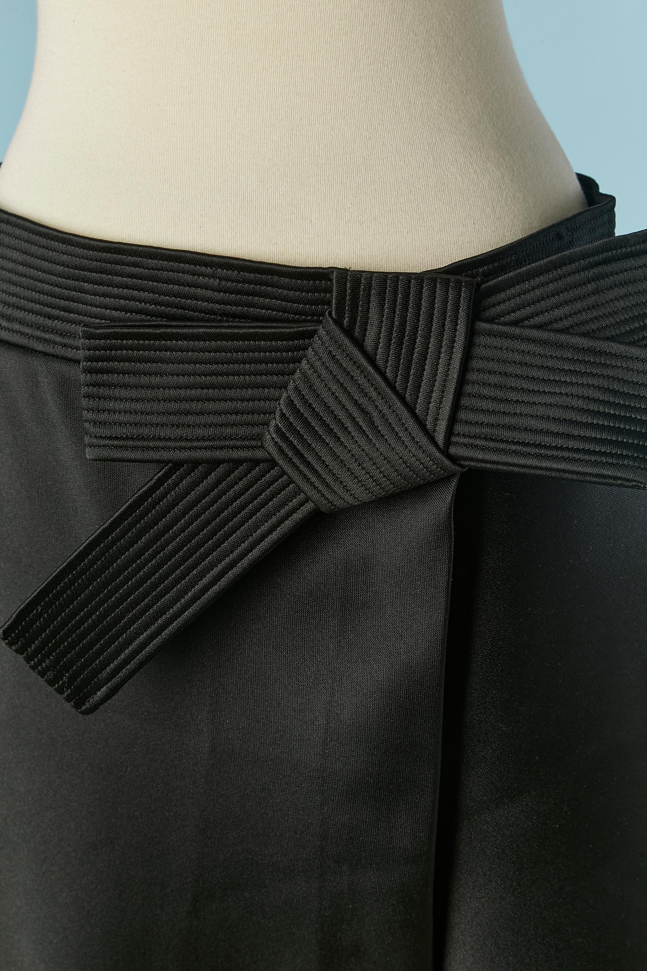 Black asymmetrical wrap skirt with bow. Fabric composition : 88% polyester, 12% silk. Hidden zip and snap closure in the front. Top-stitched decorative bow in the waist in the front.
Total lenght front= 60 cm
Total lenght back = 70 cm
SIZE 38 (Fr) M 