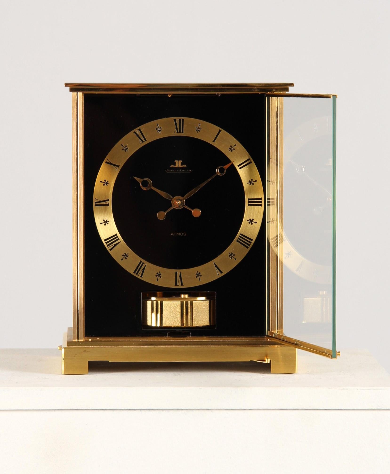 Jaeger LeCoultre - ATMOS VII black lacquered

Switzerland
Brass gold plated
Year of manufacture 1969

Dimensions: H x W x D: 22 x 17 x 11 cm

Description:
Rare Atmos VII Embassy in gilt brass case with black lacquered front and sides.
Dial with