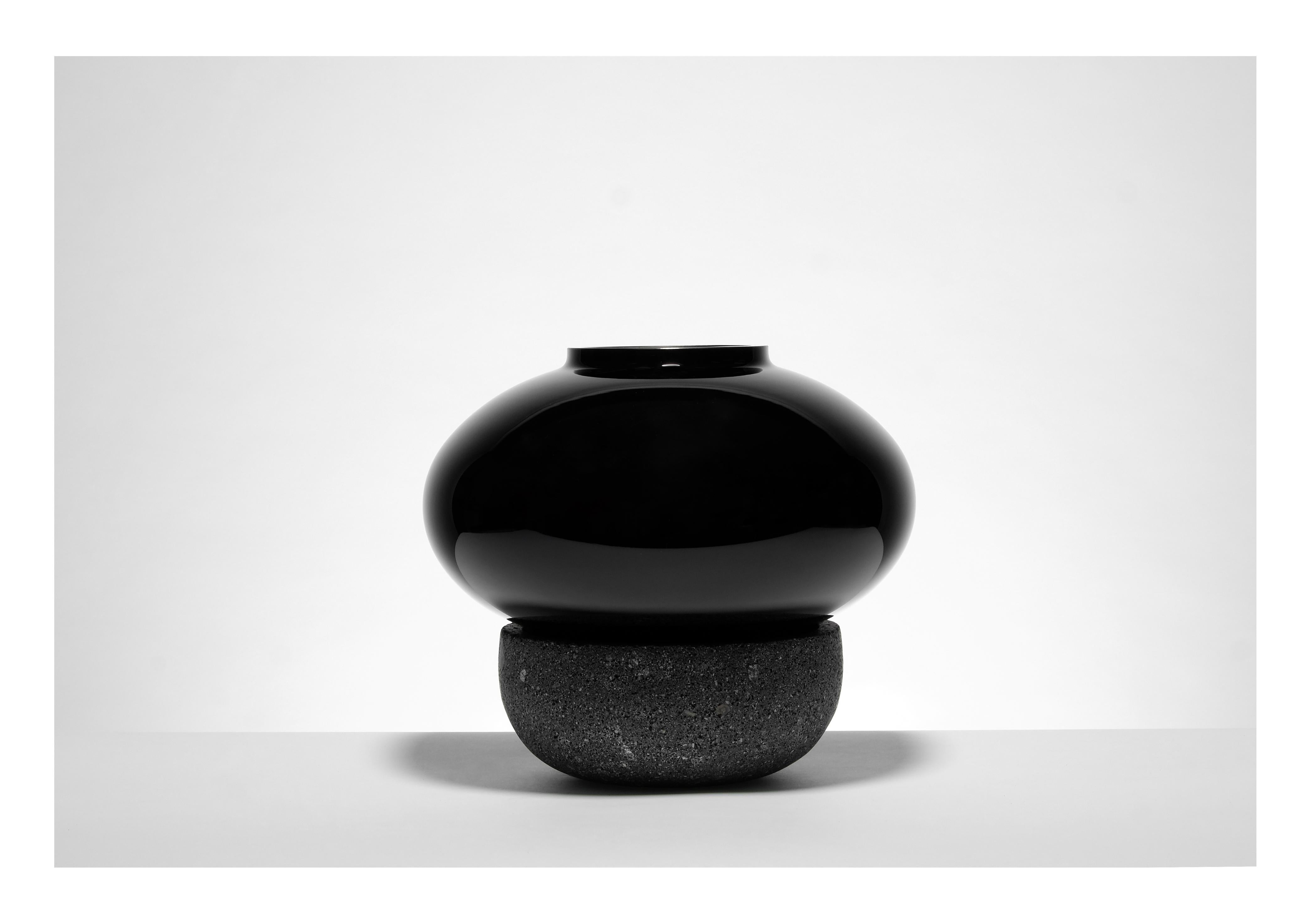 Ispirata ai colori misteriosi e sfumati dell'alba, questa collezione di lampade a candela combina quattro diverse tonalità fumé che creano una luce sottile e suggestiva. Tre diverse dimensioni di paralumi in vetro possono essere abbinate a una base