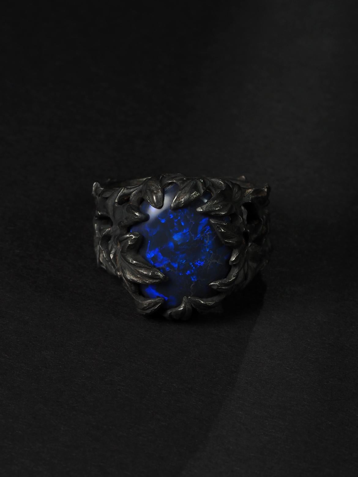 Black Australian Opal Ivy Ring Patinated black silver anniversary gift special In New Condition For Sale In Berlin, DE