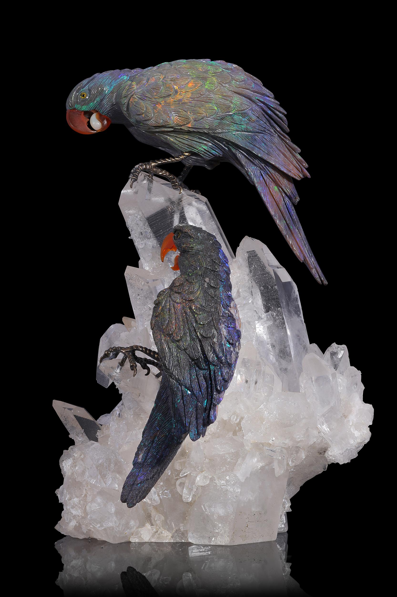 Dieses faszinierende Papageien-Duo wurde von Gerg Moser in Idar-Oberstein, Deutschland, geschaffen und präsentiert den berühmten Andamooka-Opal.
Als Königin Elisabeth II. 1954 Australien auf ihrer ersten genehmigten Staatsreise besuchte, wurde der
