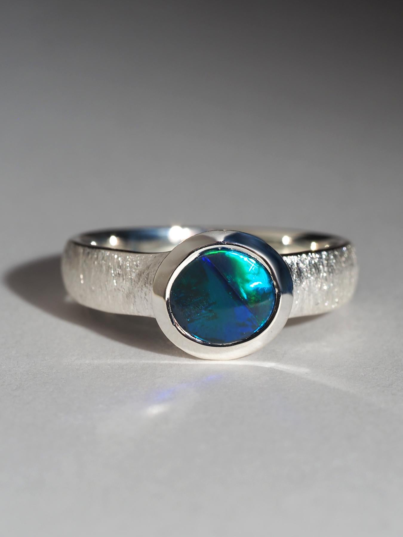 Anello d'argento con Opale nero naturale (molto bello), tonalità N1, su scala di luminosità - vivida
Origine dell'opale - Australia
peso dell'Opale - 1,01 carati 
colore dell'opalescenza - blu neon, verde
La dimensione della gemma è di 6 x 7