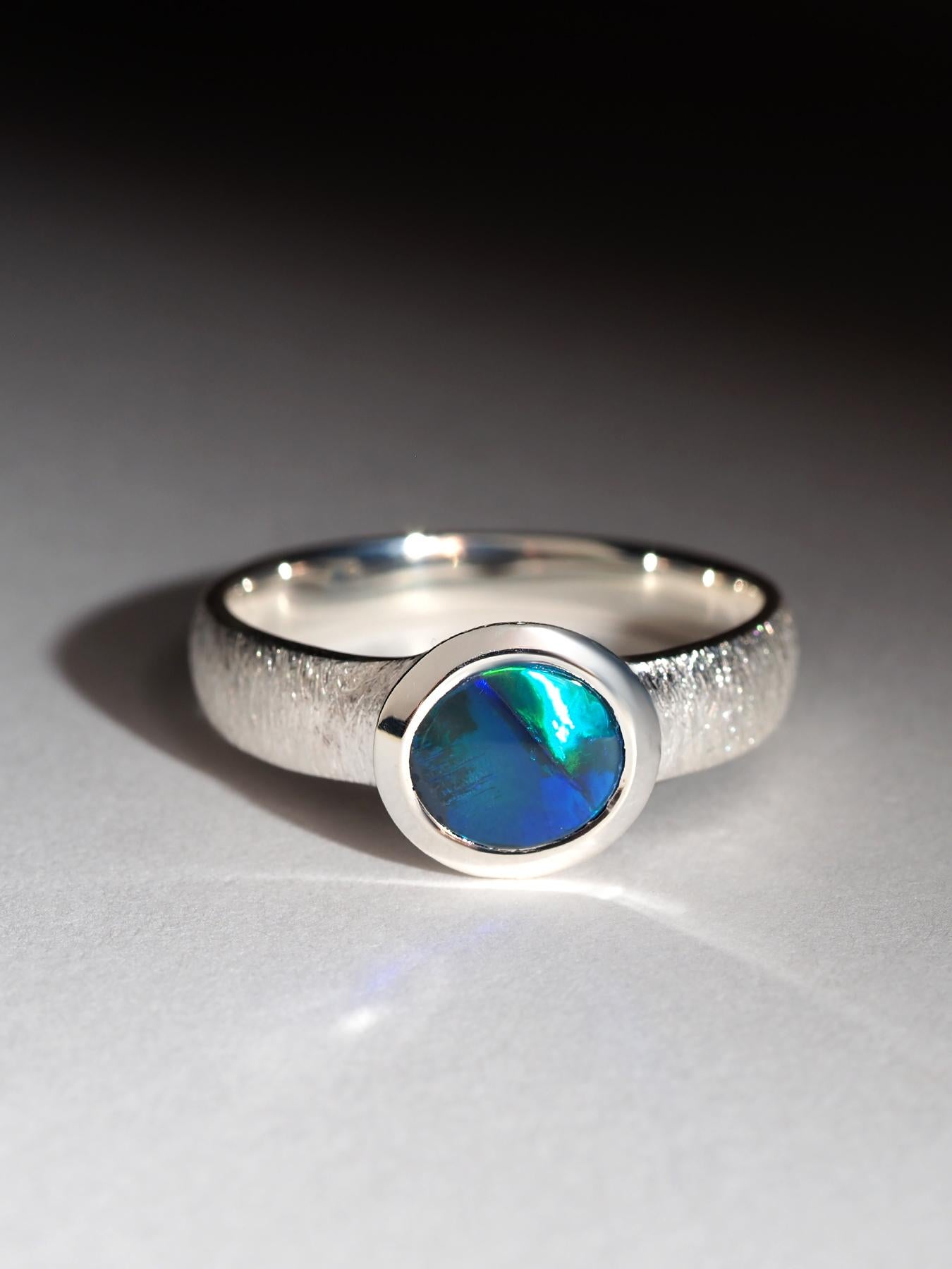 Artigiano Anello d'argento con opale australiano nero 1,01ct certificato di fidanzamento con opale naturale in vendita