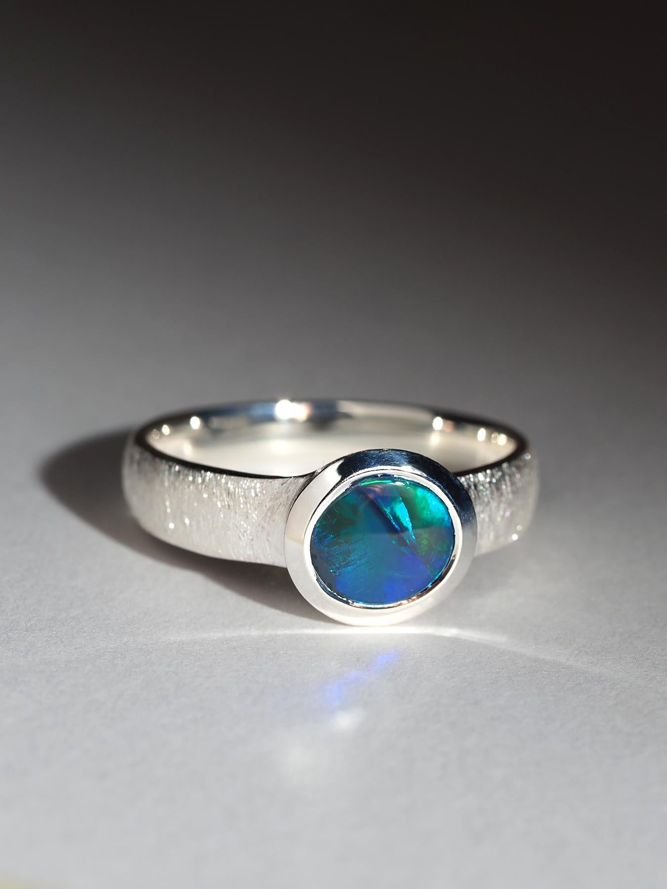 Taglio rotondo Anello d'argento con opale australiano nero 1,01ct certificato di fidanzamento con opale naturale in vendita