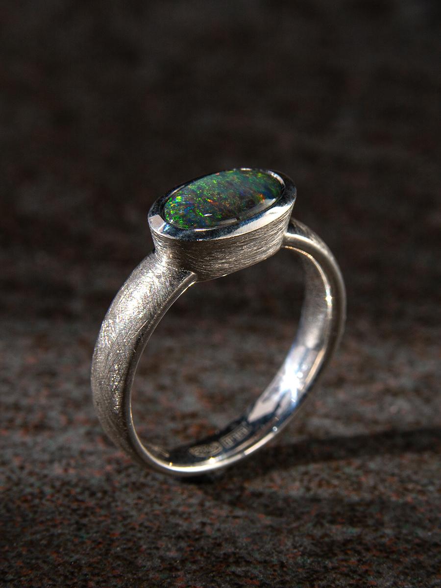 Bague solitaire en argent avec opale australienne noire et opale bleue verte Neuf - En vente à Berlin, DE