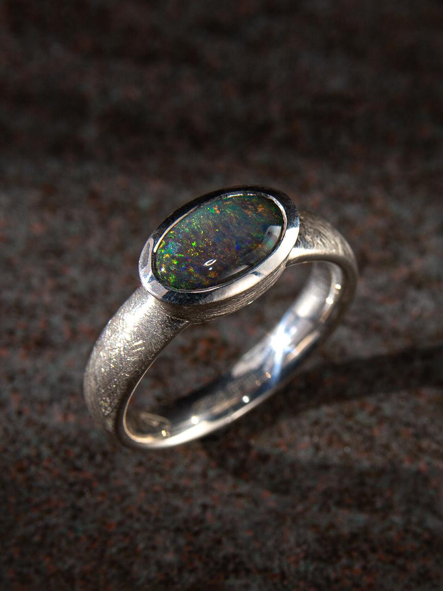 Bague solitaire en argent avec opale australienne noire et opale bleue verte Unisexe en vente