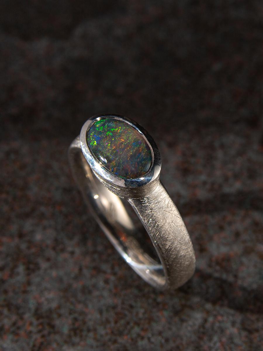 Bague solitaire en argent avec opale australienne noire et opale bleue verte en vente 2