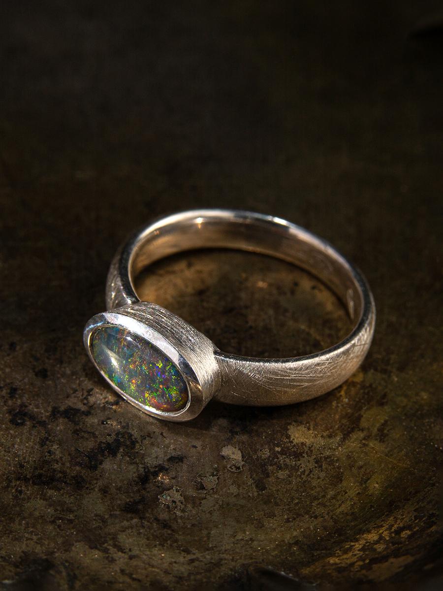 Bague solitaire en argent avec opale australienne noire et opale bleue verte en vente 3