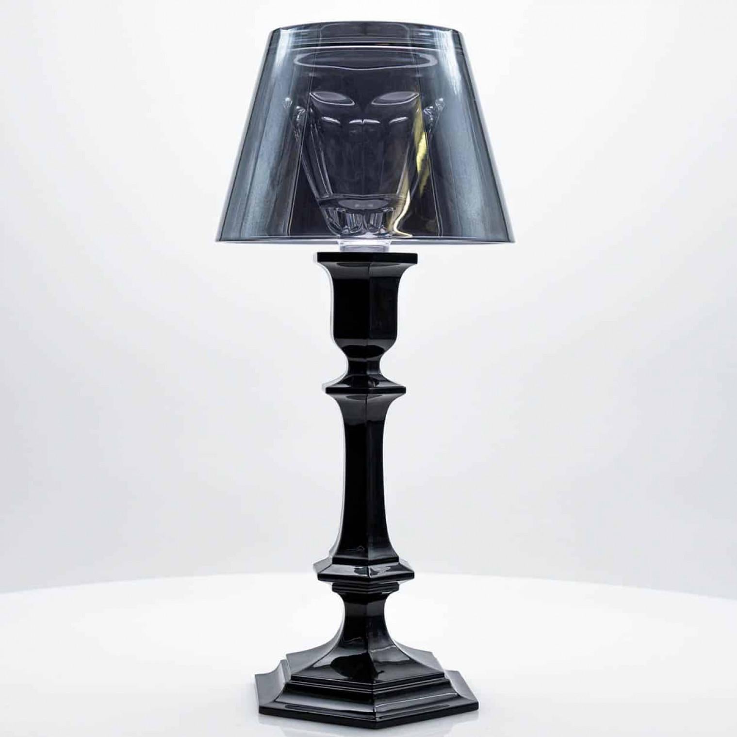 Dieser Kerzenständer ist ein Meisterwerk aus Kristall mit wunderschönen Proportionen, das das außergewöhnliche Know-how der Handwerker von Baccarat zum Ausdruck bringt.

Der Leuchter besteht aus drei Teilen: Die Basis ist ein Harcourt-Kerzenhalter,