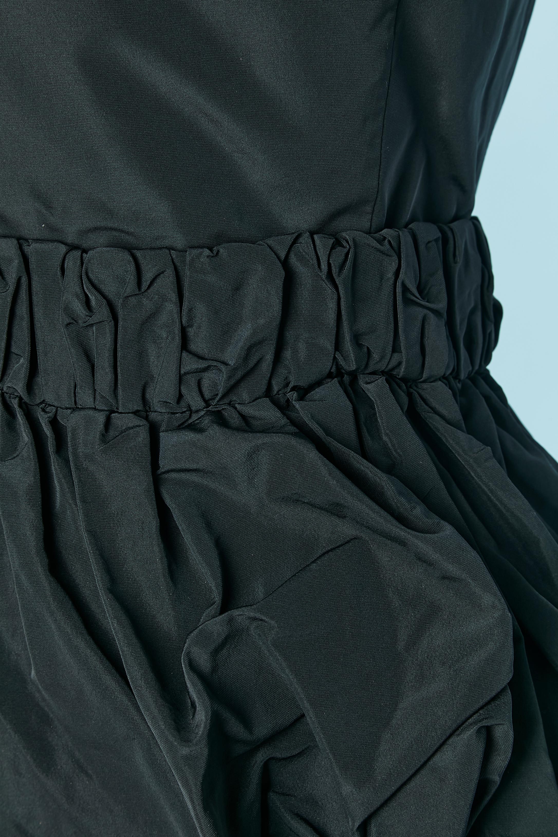 Vestido de cóctel negro de burbujas sin espalda. Composición del tejido principal: 100% poliéster. Composición del forro: 77% rayón, 23% elastán. 
Cierre de botón, ojal y cremallera en la parte central de la espalda. 
TALLA 38 (Fr) M 