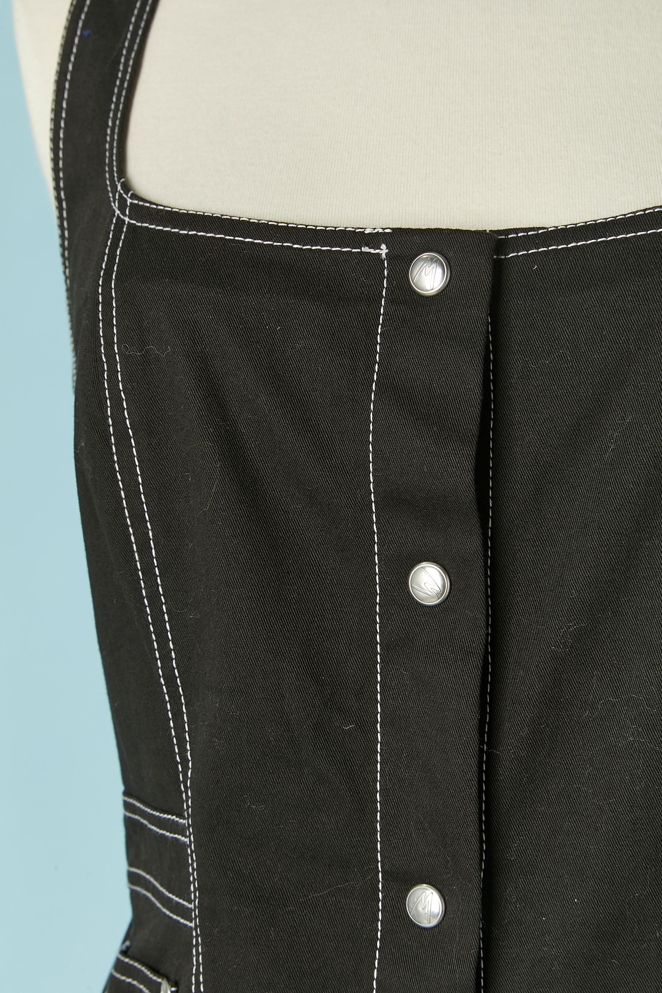 Black backless cotton dress with white top-stitching. Fabric composition: 97% cotton, 3% lycra. 
Branded snap on the middle front + branded studs. White top-stitching. Pocket on both side.
SIZE 38 (Fr) M 