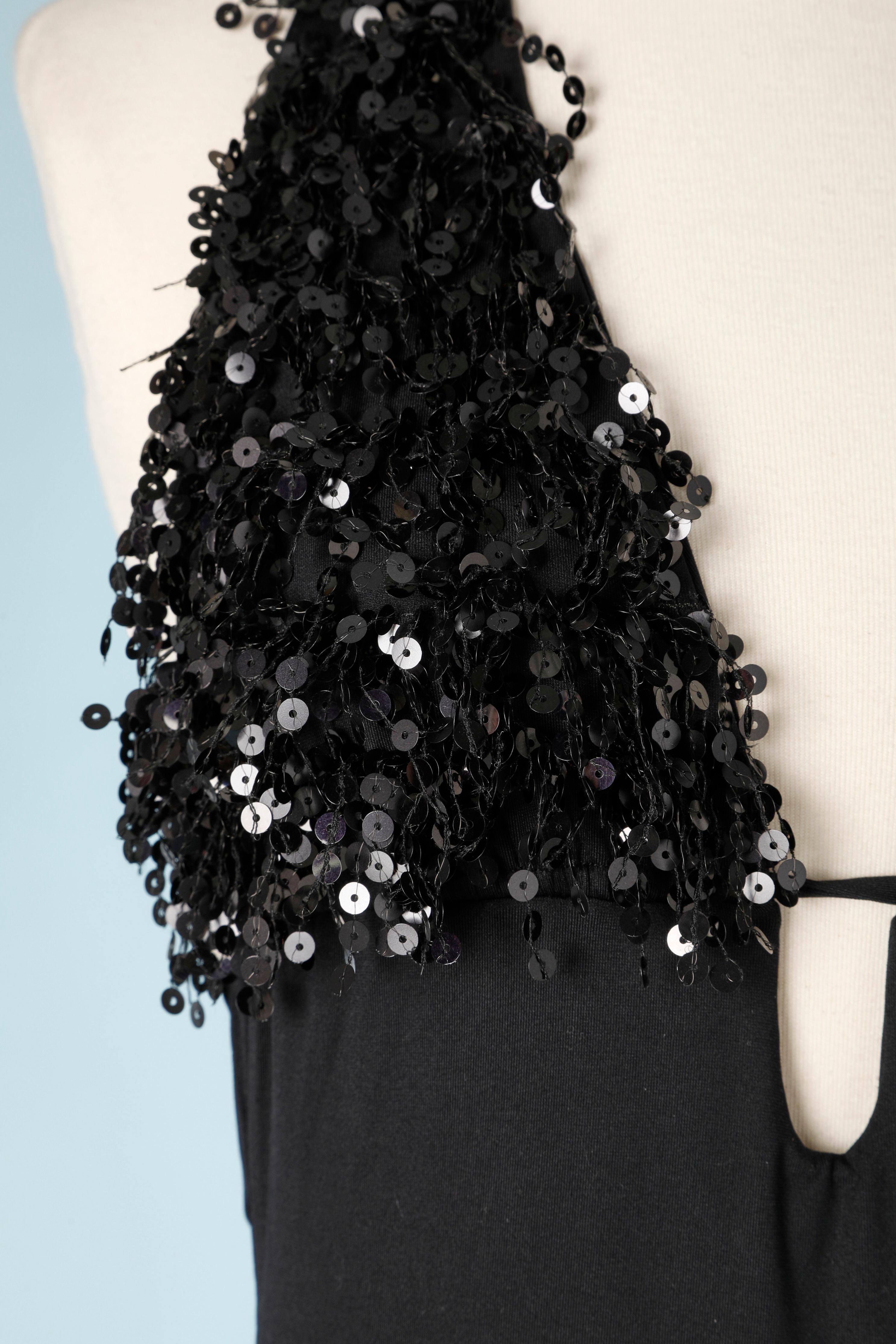 Schwarzes rückenfreies Kleid mit Paillettenfransen an der Büste. Zusammensetzung des Hauptmaterials: 86% Polyamid, 14% Elastan. 
SIZE L auf dem Etikett, passt aber M 