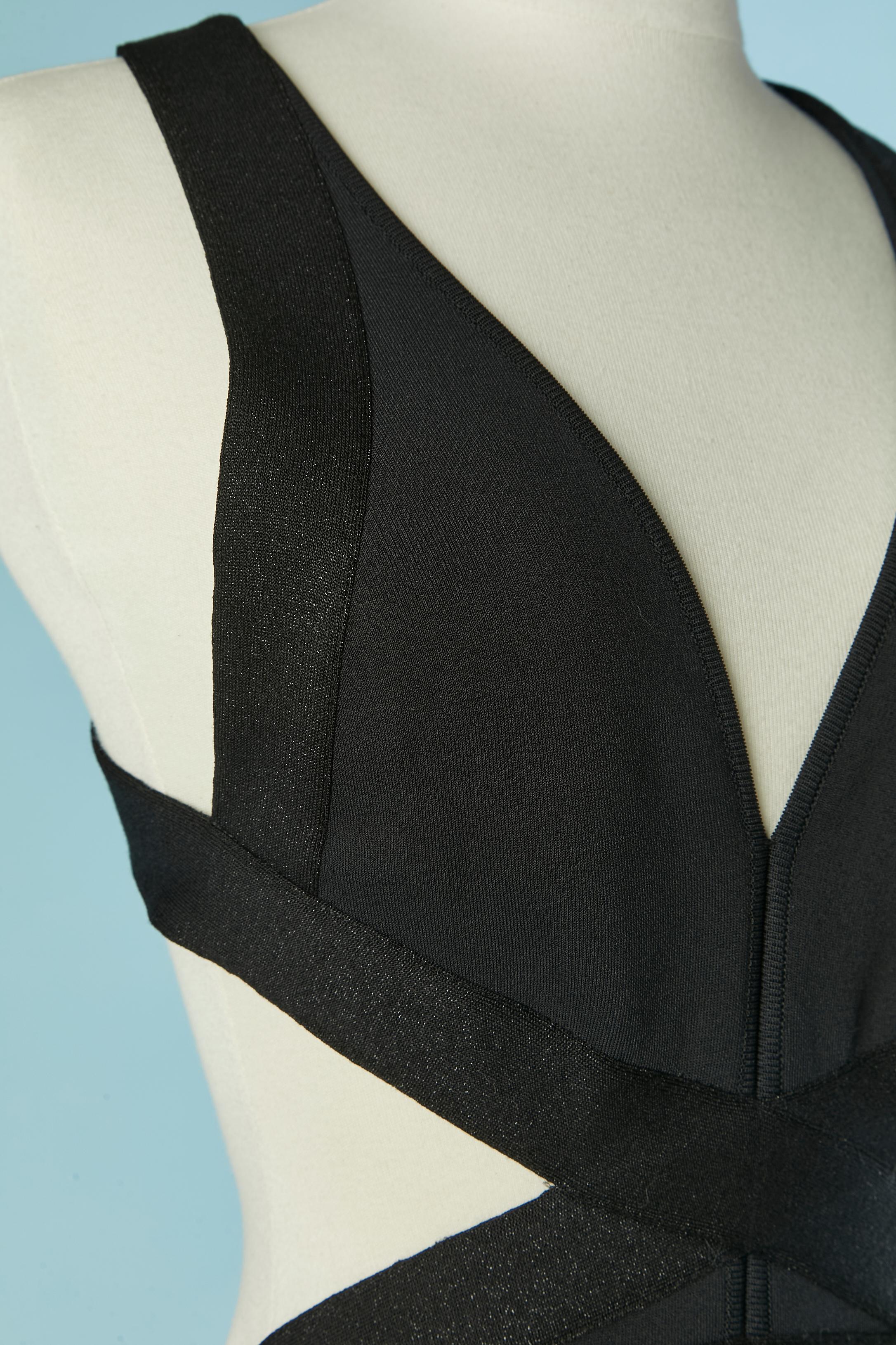 Robe de soirée noire dos nu avec empiècement en dentelle. Composition du tissu principal : 73 % rayonne, 13 % coton, 7 % polyester, 6 % nylon, 1 % soie. Doublure en soie transparente. 
Fermeture à glissière au milieu du dos avec tirette de fermeture