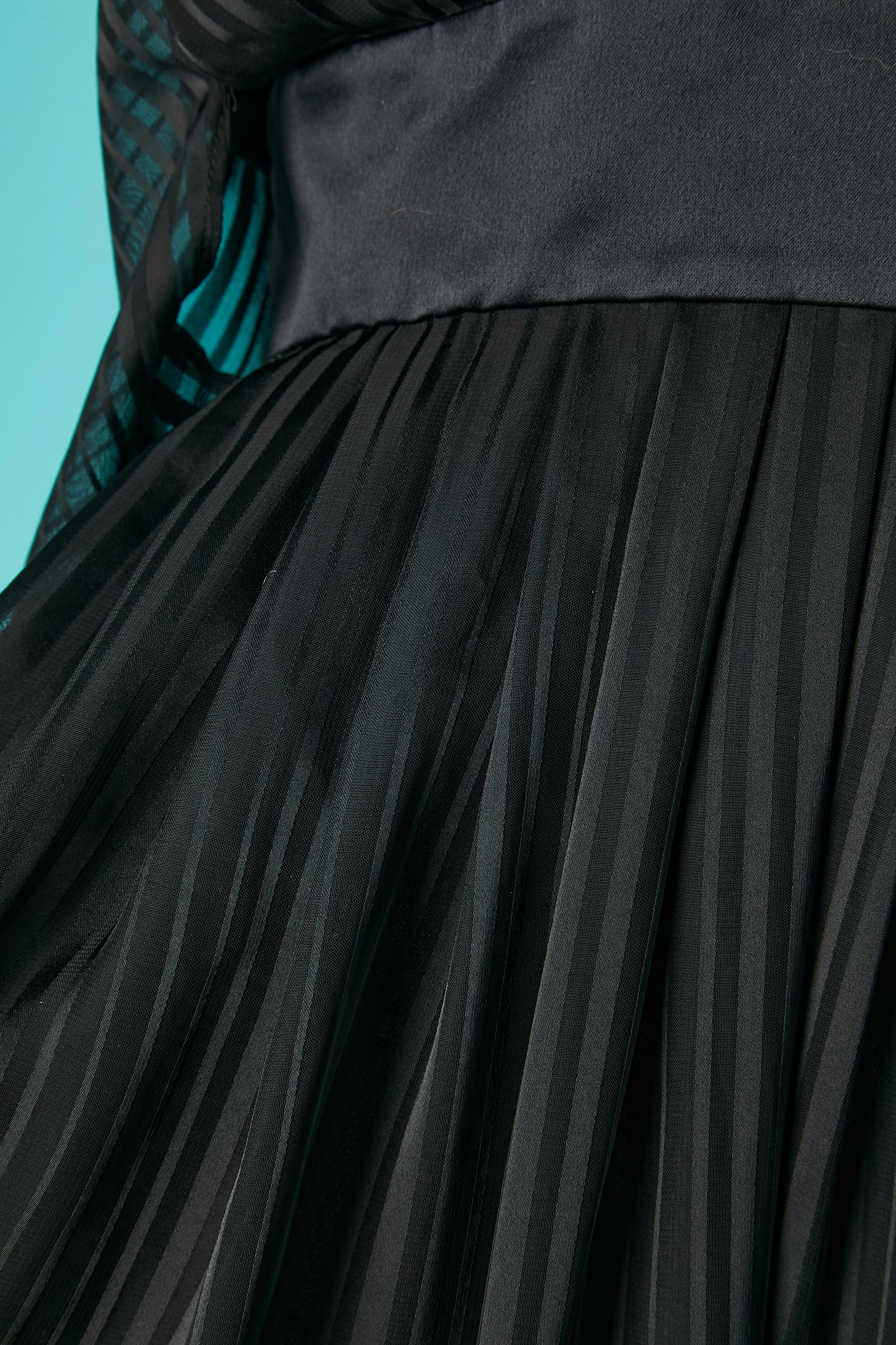 Schwarzes rückenfreies Abendkleid mit bedrucktem Rand Just Cavalli  für Damen oder Herren im Angebot