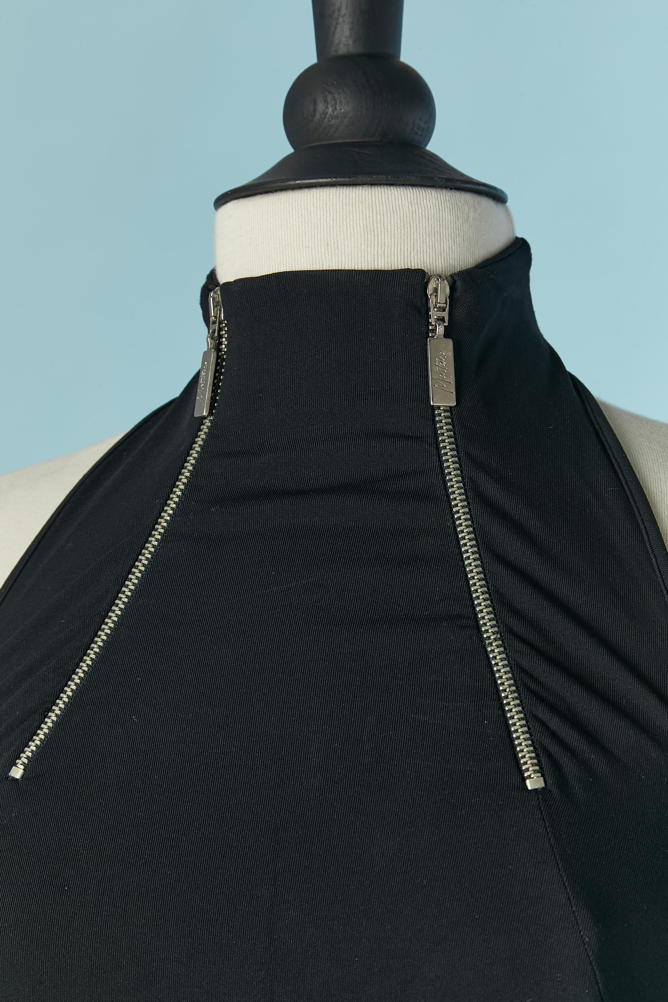 Abito lungo nero senza schienale con zip sul davanti e tirazip con marchio.  Composizione del tessuto: 75% nylon, 25% elastan.
Spacco laterale anteriore con bordino passepartout, lunghezza = 55cm
TAGLIA 38 (Fr) M 