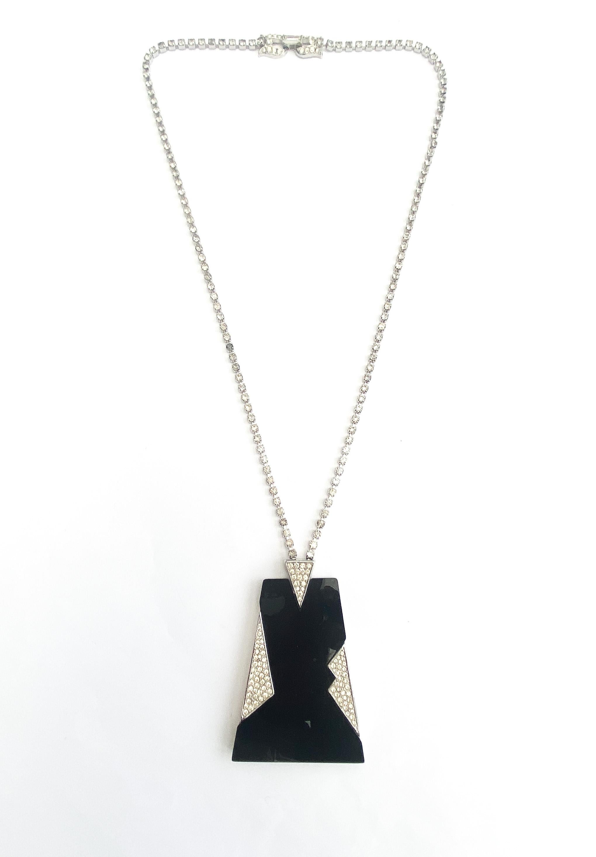 Un ciondolo elegante e chic con orecchini abbinati in stile Art Deco, che richiama i gioielli degli anni '30 di Cartier e di altri gioielli francesi, riproposti negli anni '60 da Trifari. Bakelite al posto dell'onice e paste trasparenti che imitano