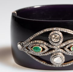 Bracelet manchette en bakélite noire avec oeil maléfique en diamant et émeraude