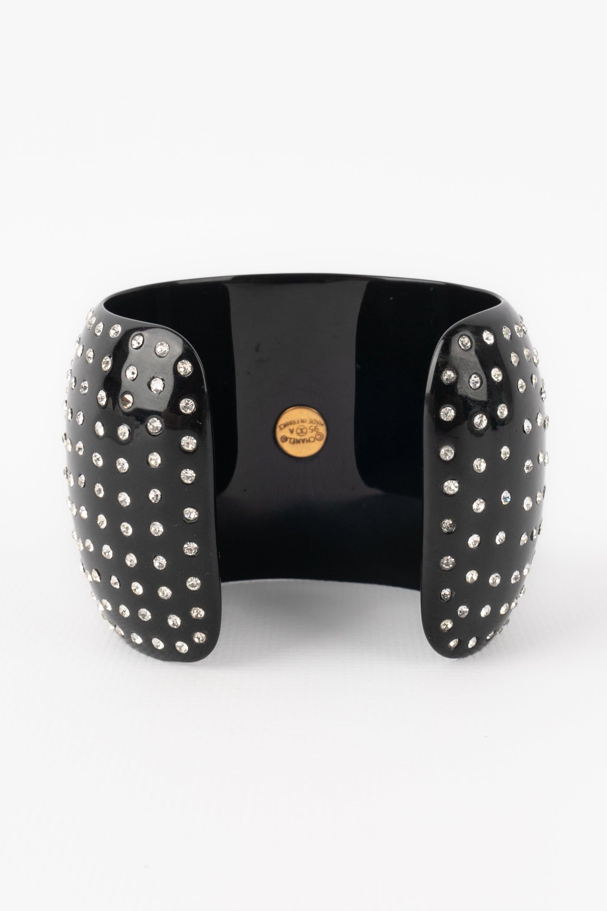 Donna Bracciale in bachelite nera con strass, 1995 in vendita