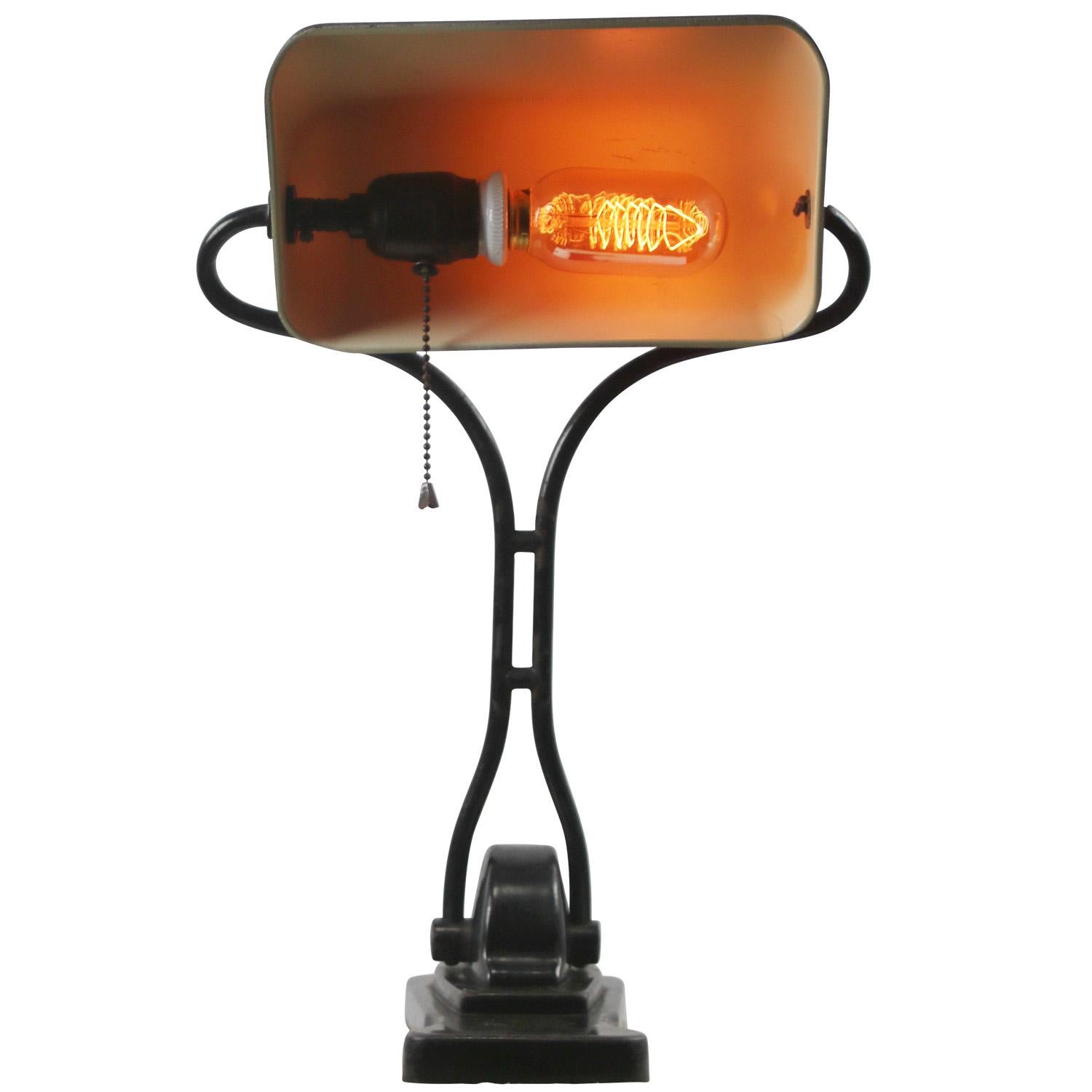 Black Bakelite metal desk light / banker’s lamp
2,5 meter black cotton flex, plug and pull switch 

Also available with US/UK plug

Weight: 3.10 kg / 6.8 lb

Priced per individual item. All lamps have been made suitable by international standards