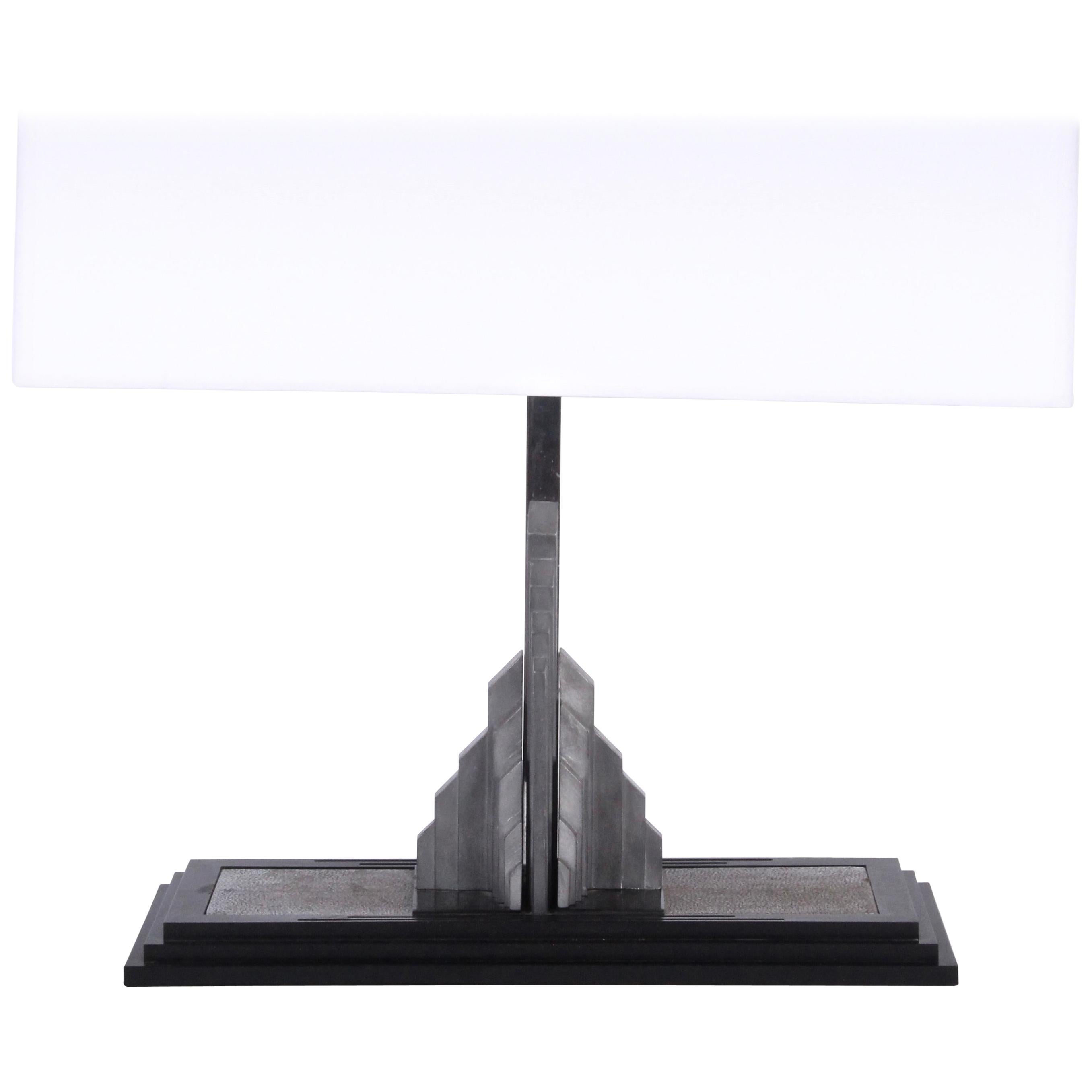 Américain Lampe de table « Skyscraper » en bakélite noire et nickel, années 1920 en vente