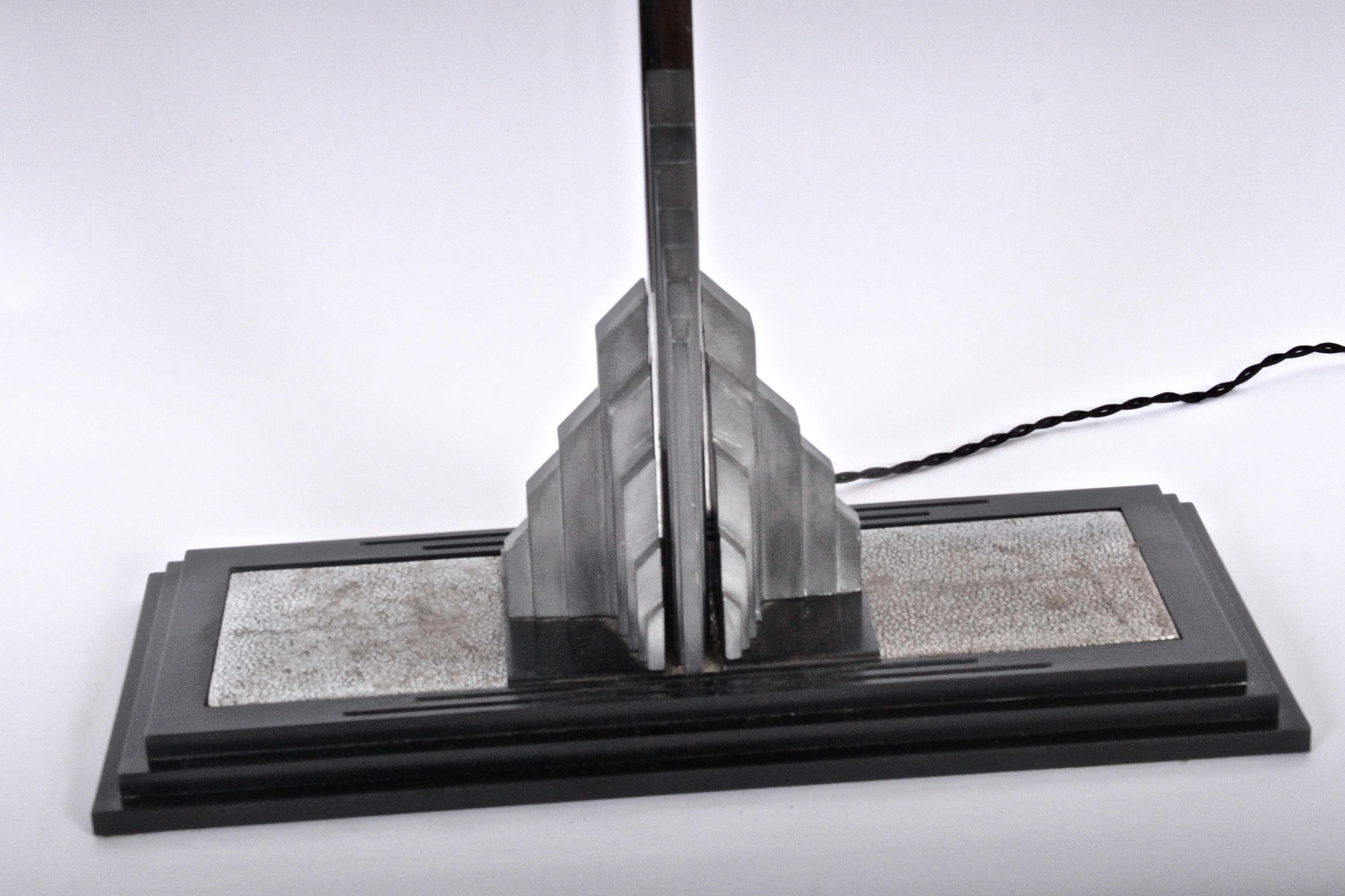 Moulage Lampe de table « Skyscraper » en bakélite noire et nickel, années 1920 en vente