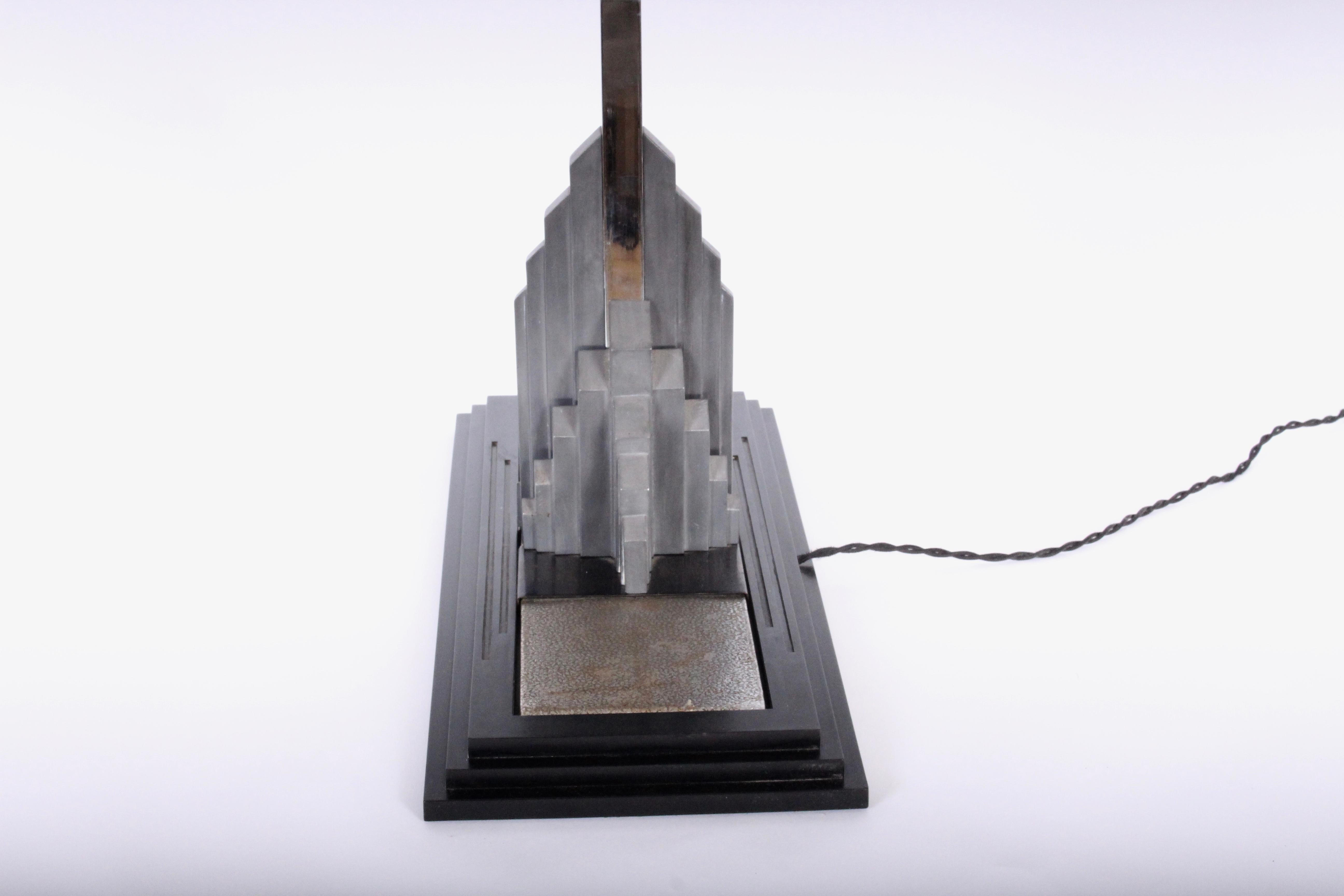 20ième siècle Lampe de table « Skyscraper » en bakélite noire et nickel, années 1920 en vente