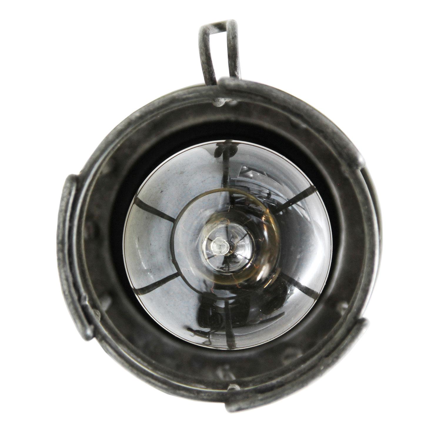 Vintage work light made out of Bakelite.
2 meters / 80