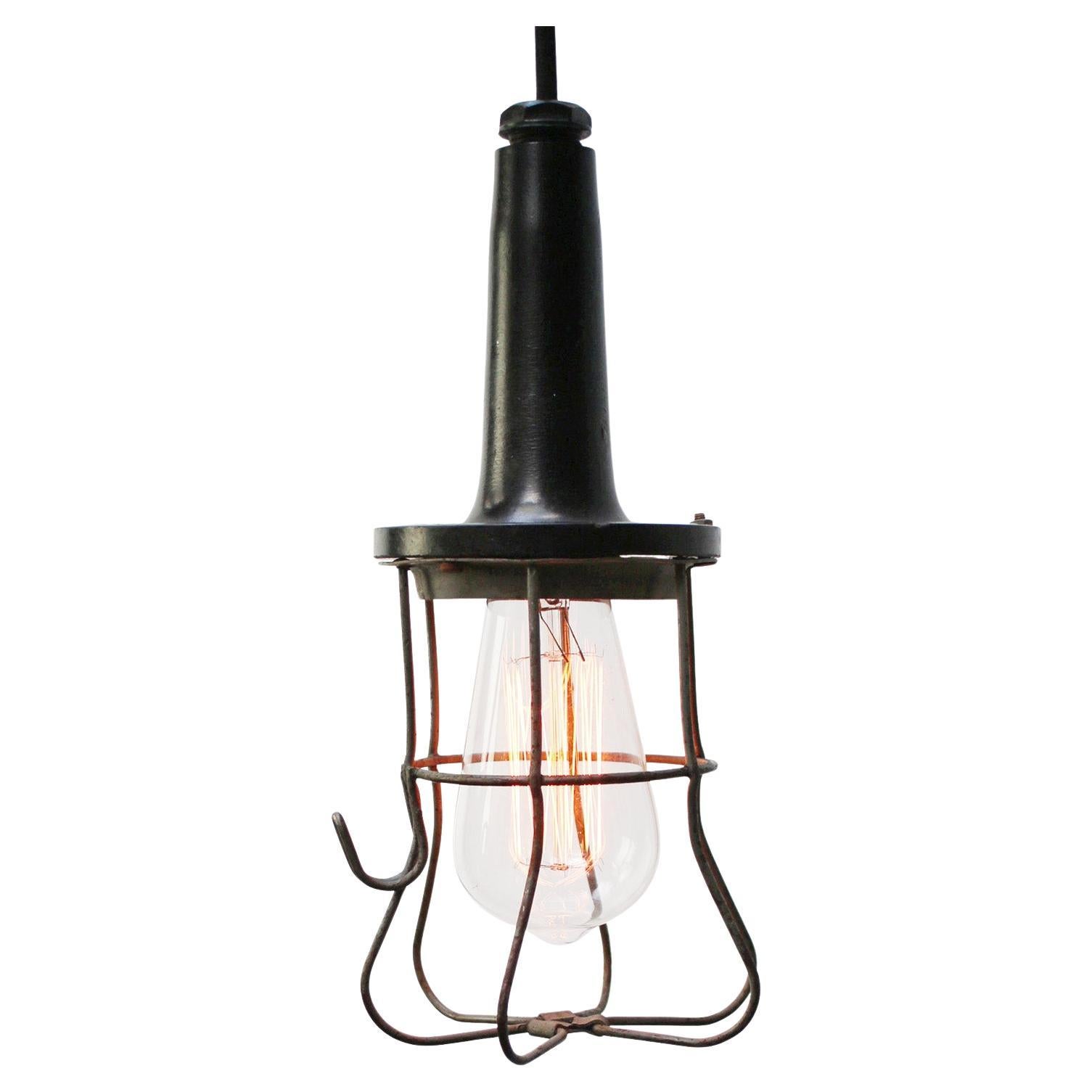 Lampes de travail à cage métallique en bakélite noire d'époque industrielle
