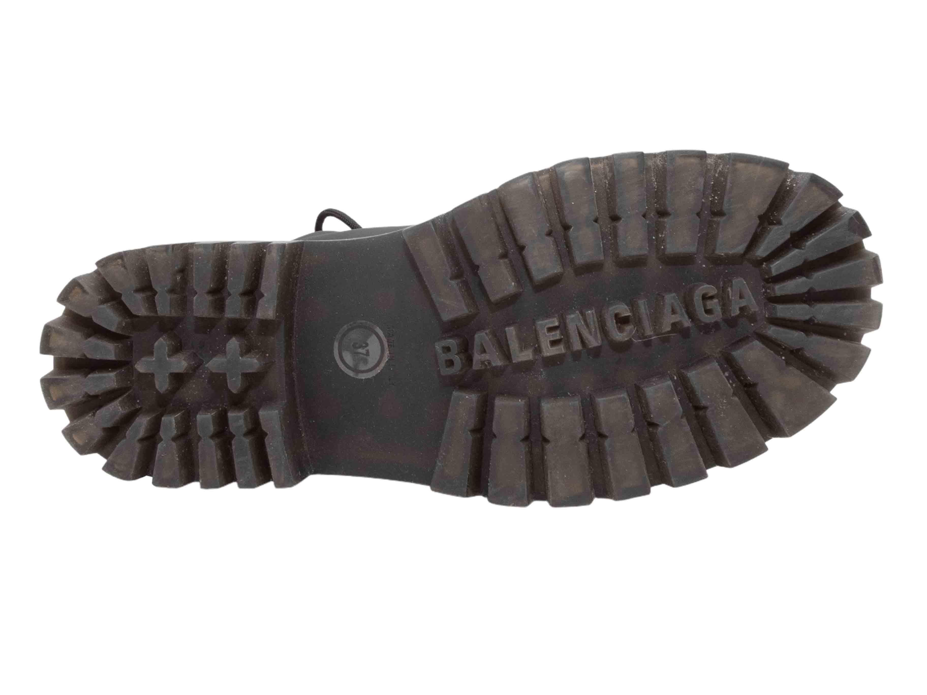 Botines de combate de piel negra de Balenciaga. Suelas de tacos. Cierres de cordones en la parte superior.Altura de la caña: 1,6