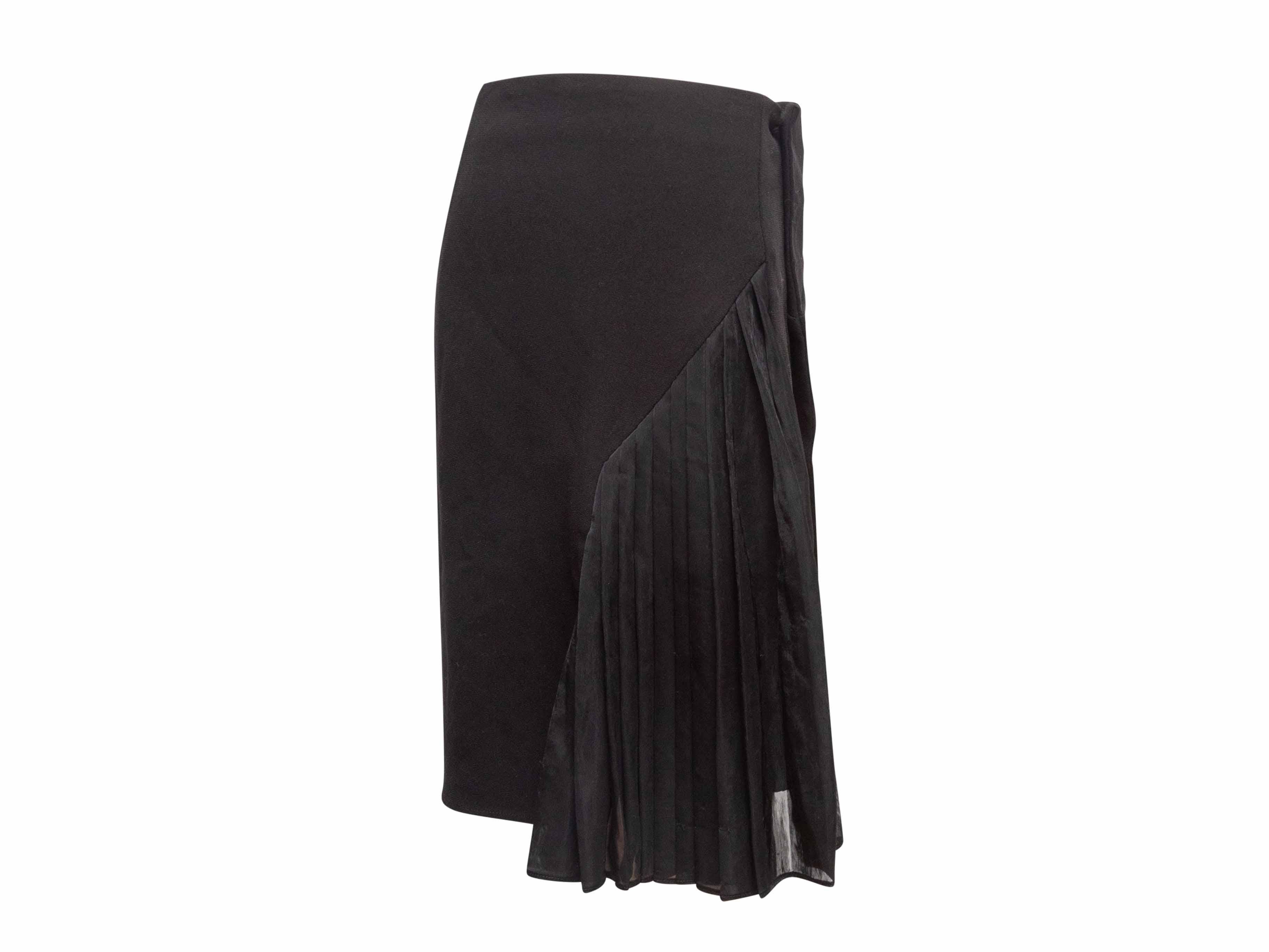 Minigonna a portafoglio nera con pieghe di Balenciaga. Chiusura frontale. Vita 30