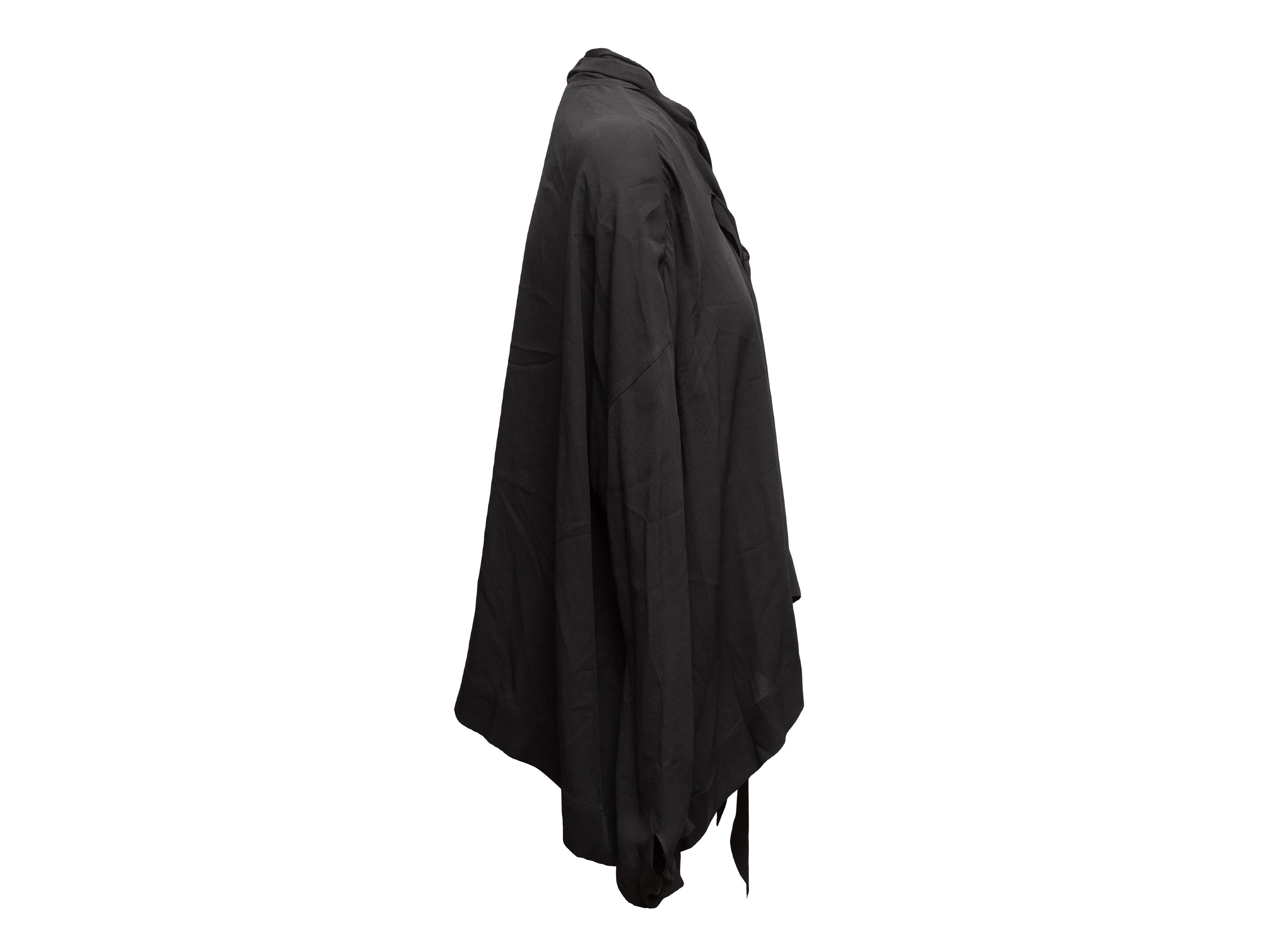 Camicetta a maniche lunghe in seta nera di Balenciaga. Orlo asimmetrico. Busto di 60 cm, larghezza spalle di 29 cm, lunghezza di 26 cm.

