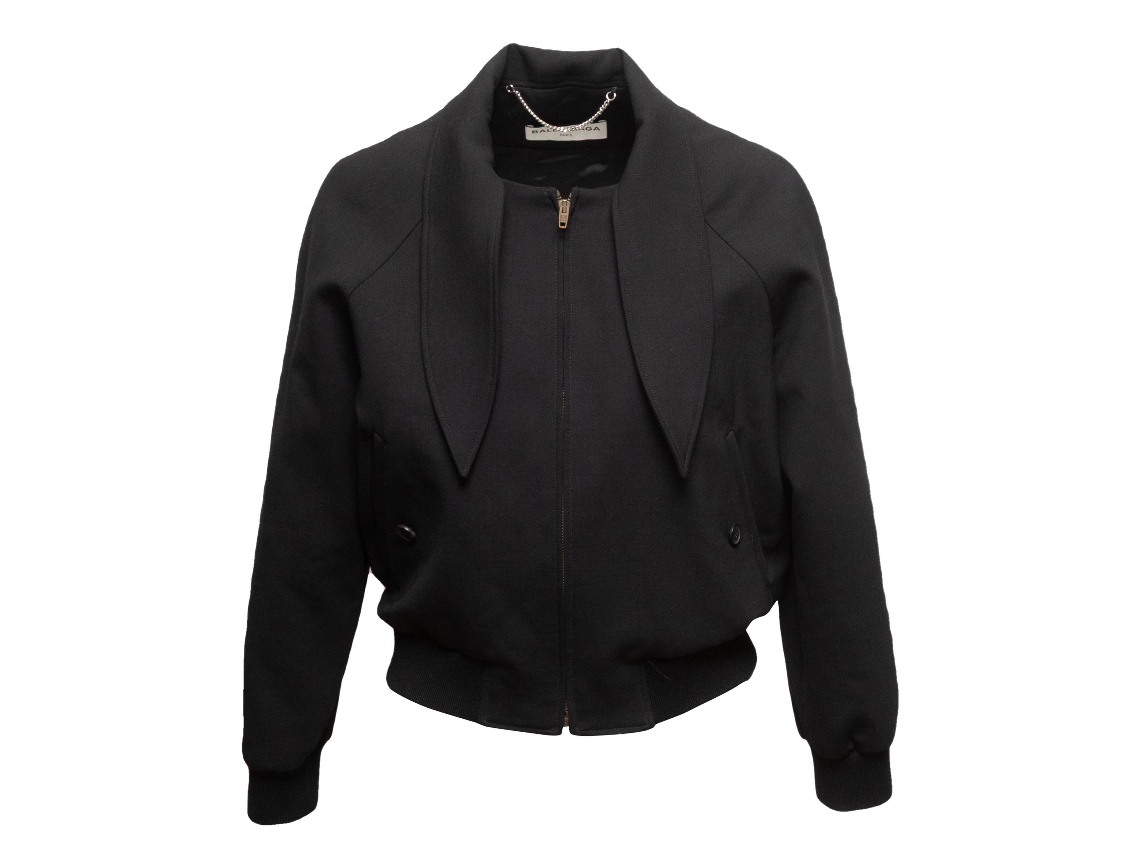 Bomber in lana nera di Balenciaga. Doppie tasche sui fianchi. Accento di cravatta al collo. Chiusura con zip al centro davanti. Busto 36