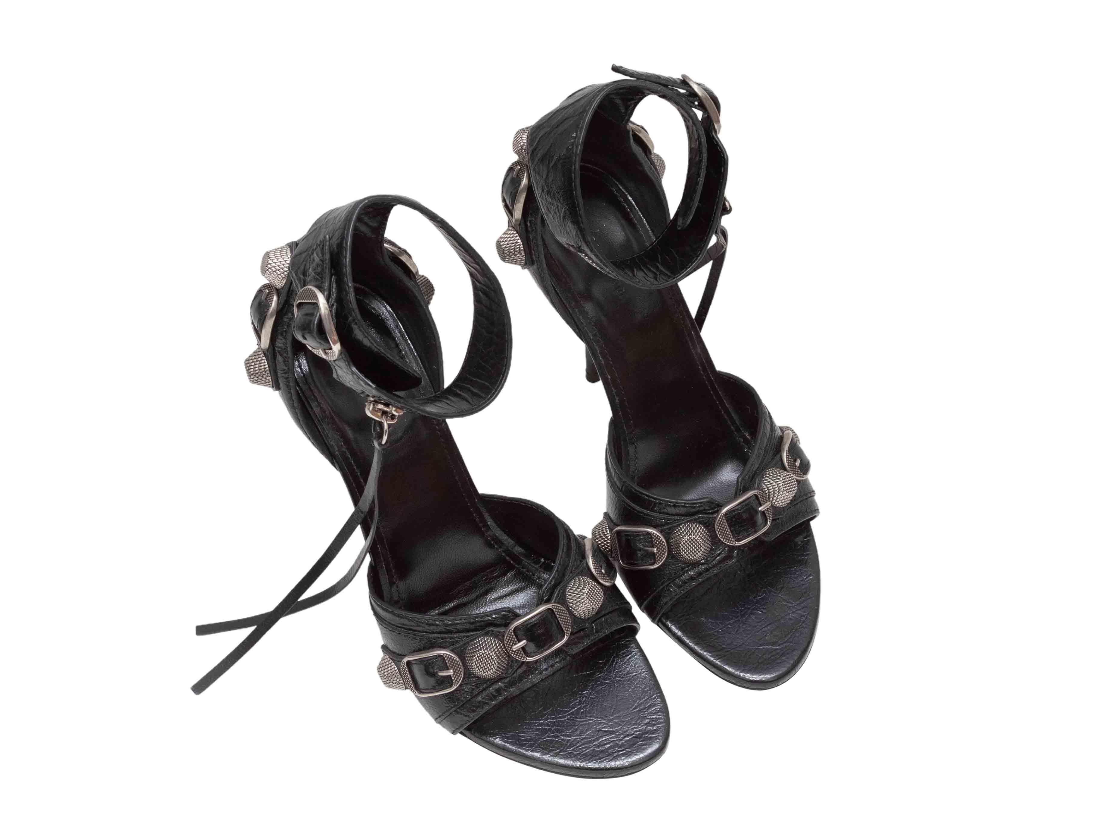 Sandales à talons en cuir noir de Balenciaga. Accents matériels de couleur argentée sur l'ensemble de la chaussure. Hauteur du talon : 4,25