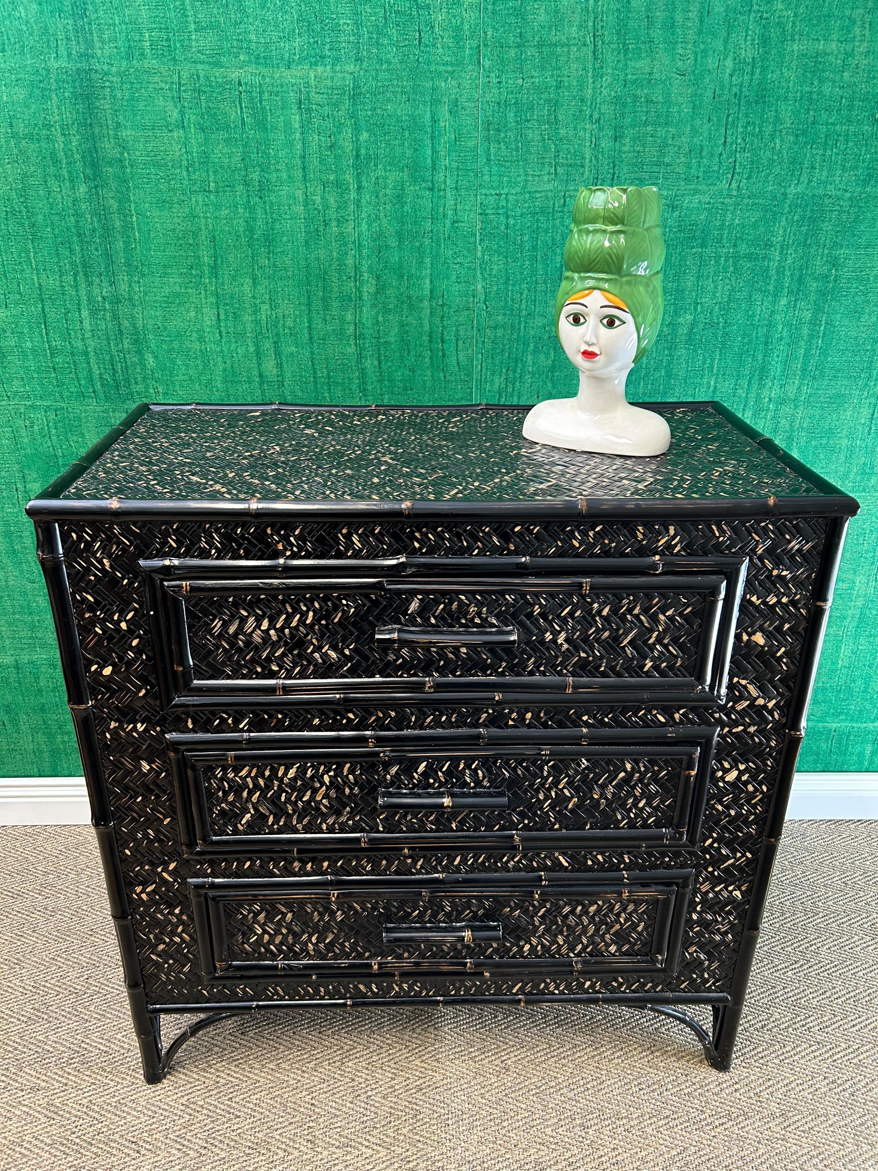 Cassettiera in vimini di bambù e rattan nero, stile British Colonial in vendita 4