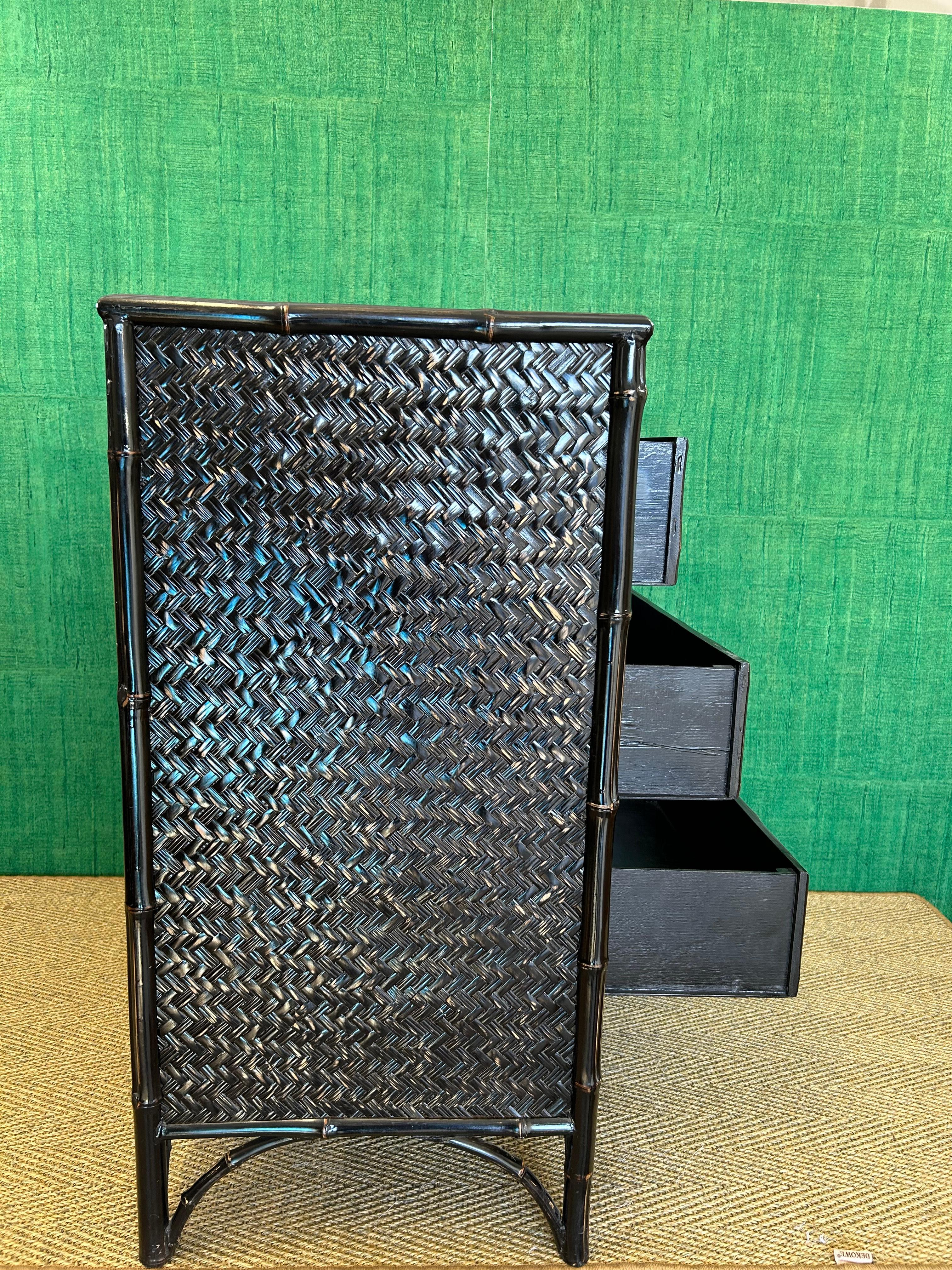 Coloniale britannico Cassettiera in vimini di bambù e rattan nero, stile British Colonial in vendita