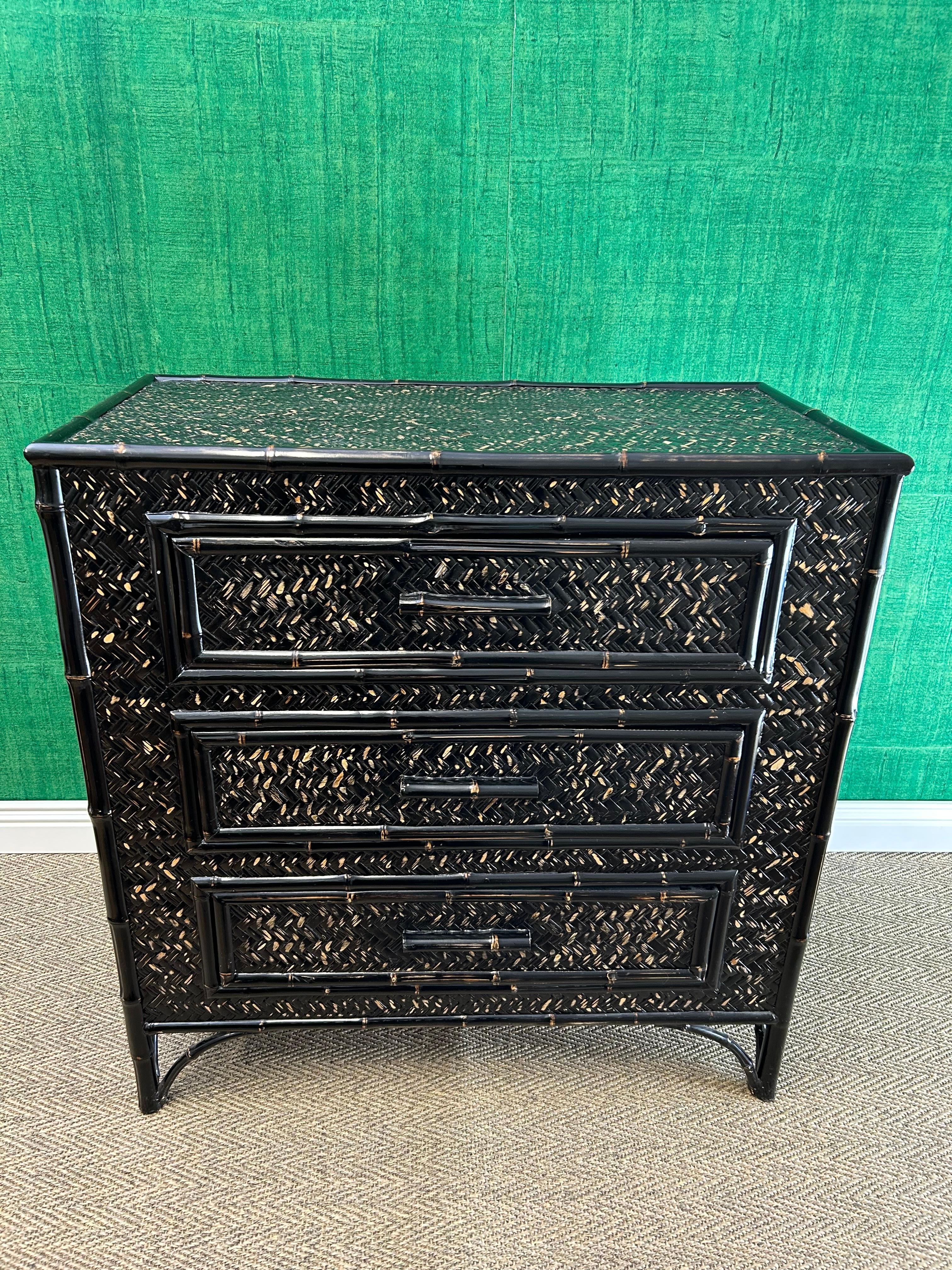 Cassettiera in vimini di bambù e rattan nero, stile British Colonial In condizioni buone in vendita a Cork, IE