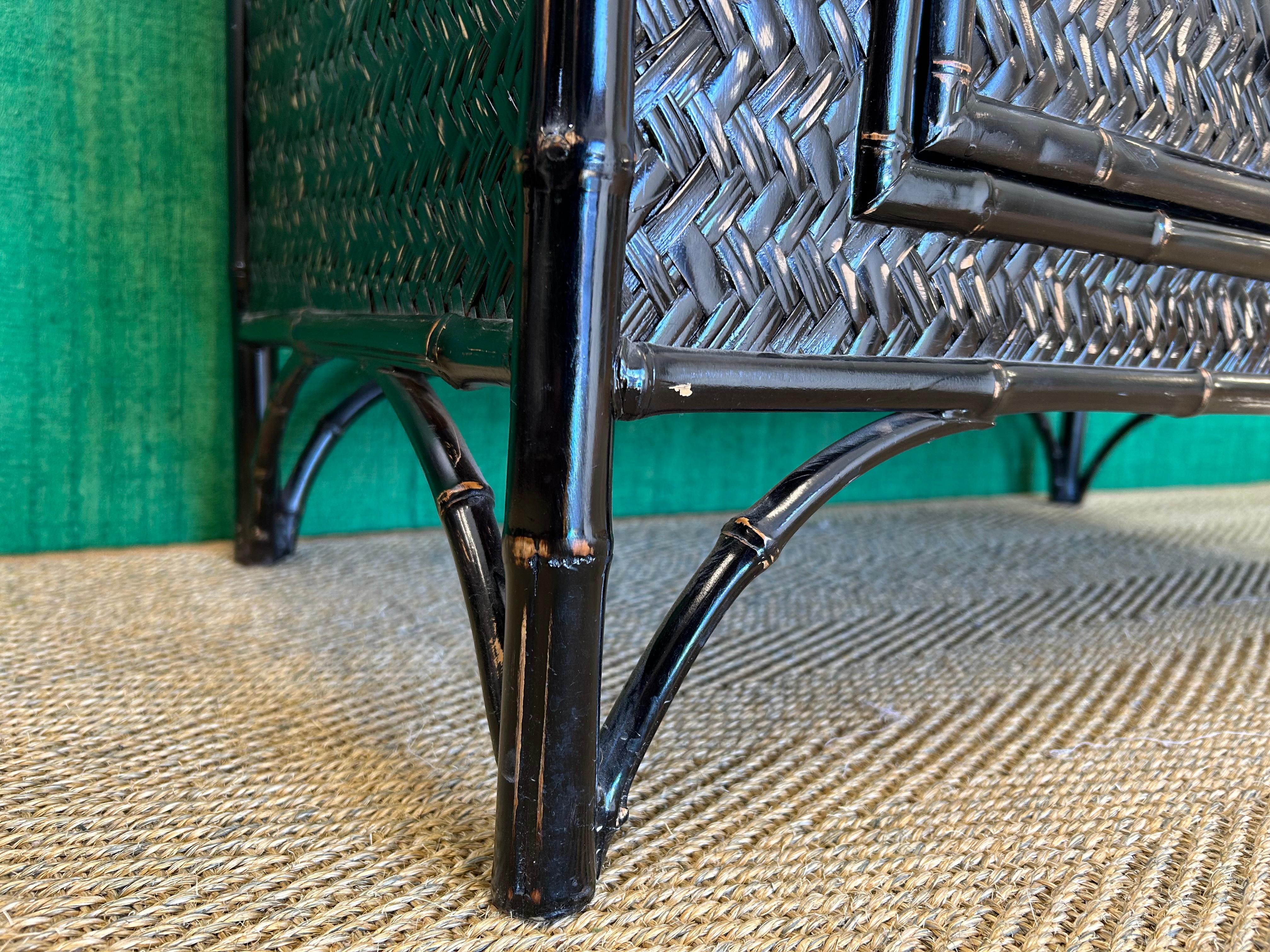 XX secolo Cassettiera in vimini di bambù e rattan nero, stile British Colonial in vendita