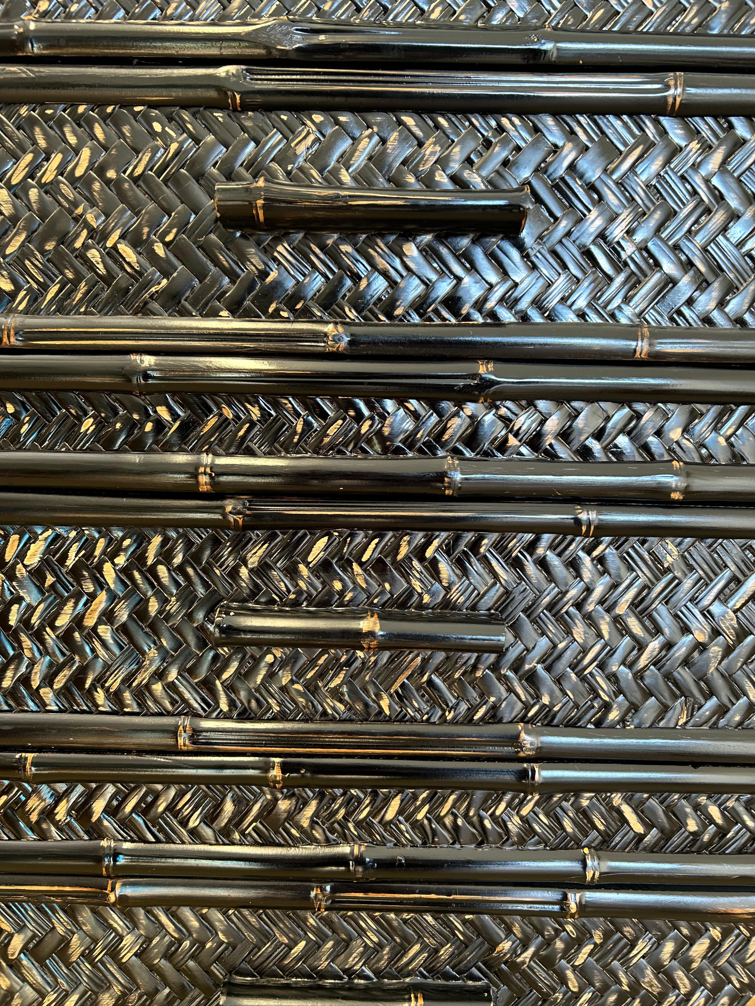 Bambù Cassettiera in vimini di bambù e rattan nero, stile British Colonial in vendita