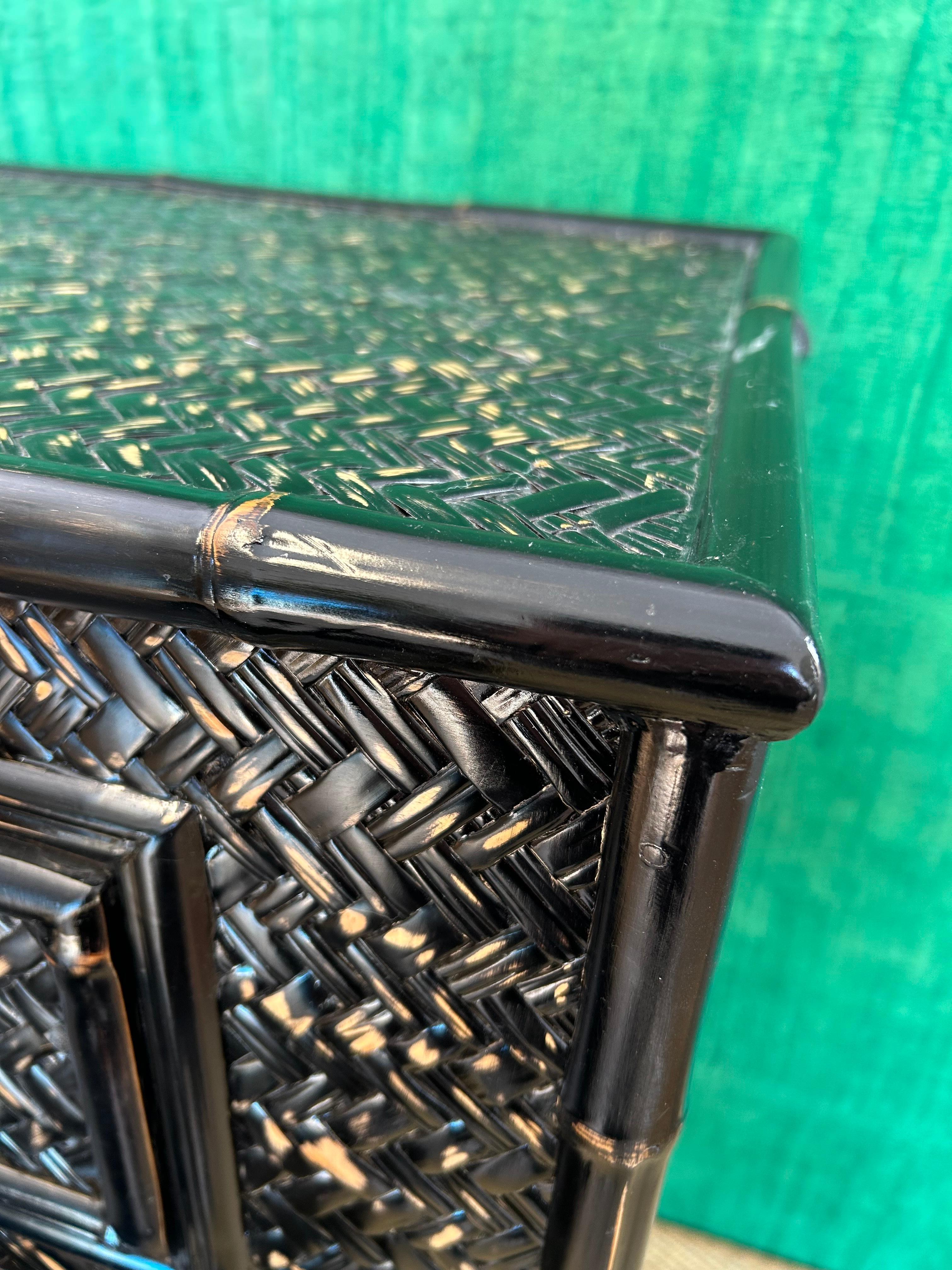 Cassettiera in vimini di bambù e rattan nero, stile British Colonial in vendita 1