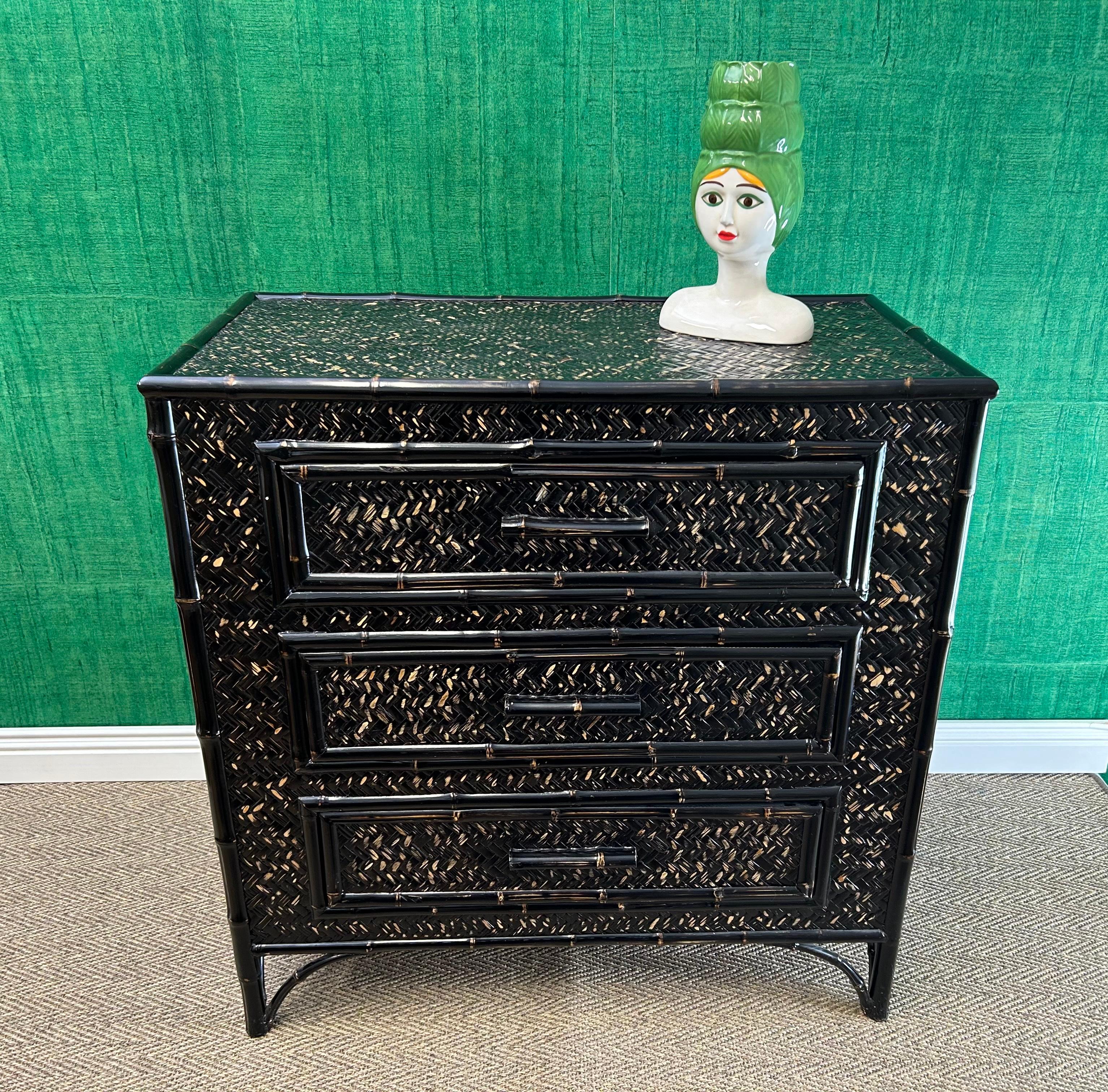 Cassettiera in vimini di bambù e rattan nero, stile British Colonial in vendita 3