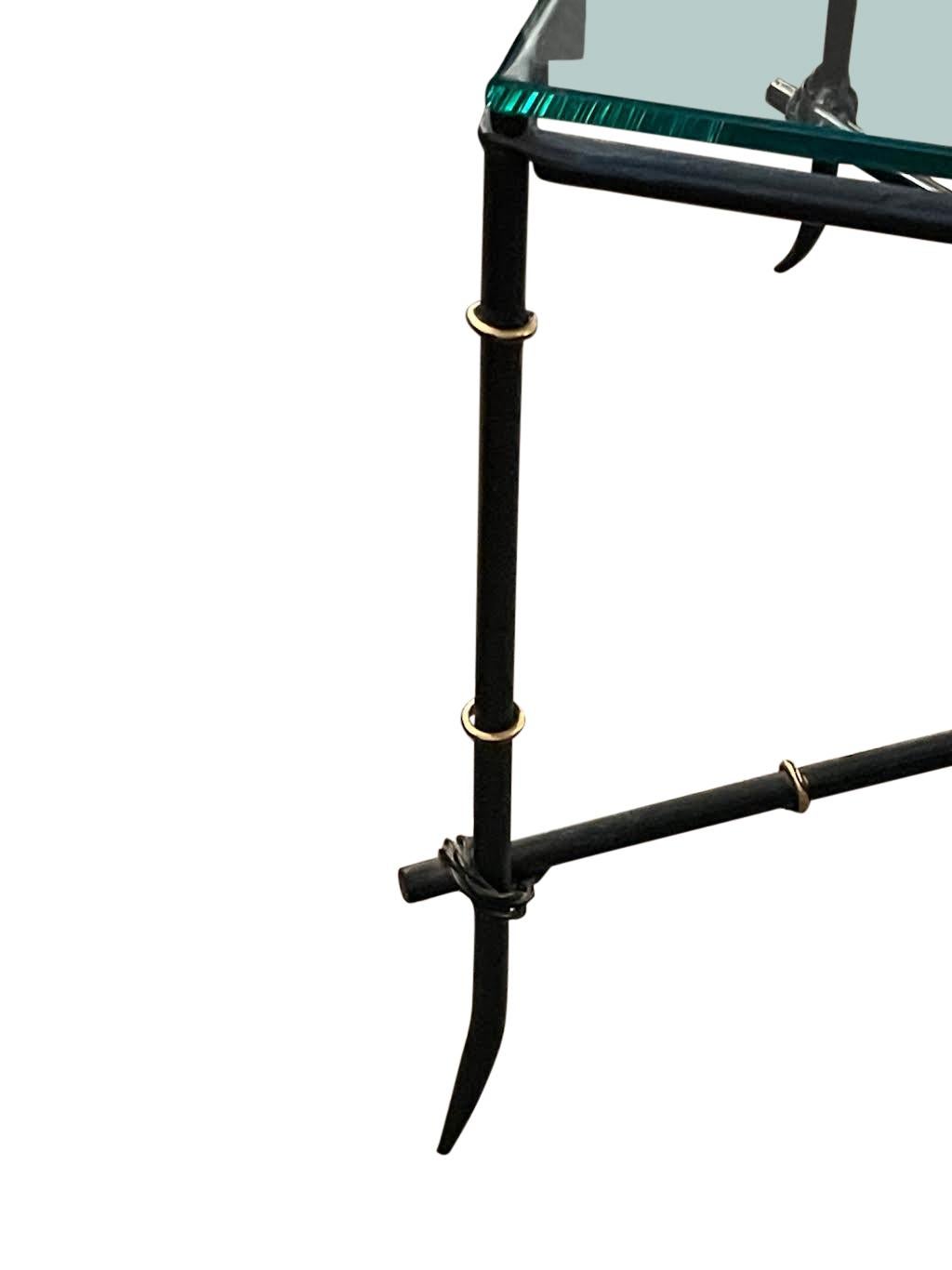 Paire de tables basses en bambou noir à plateau en verre, France, années 1960 Bon état - En vente à New York, NY