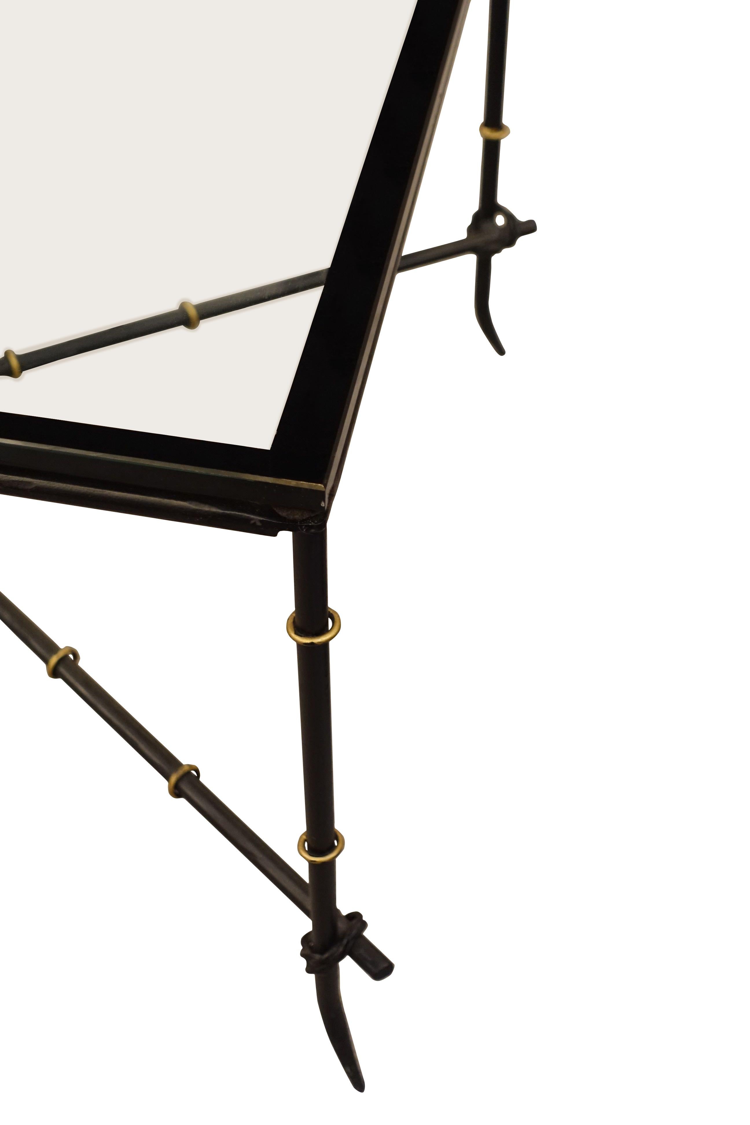 Milieu du XXe siècle Paire de tables basses en bambou noir à plateau en verre, France, années 1960 en vente
