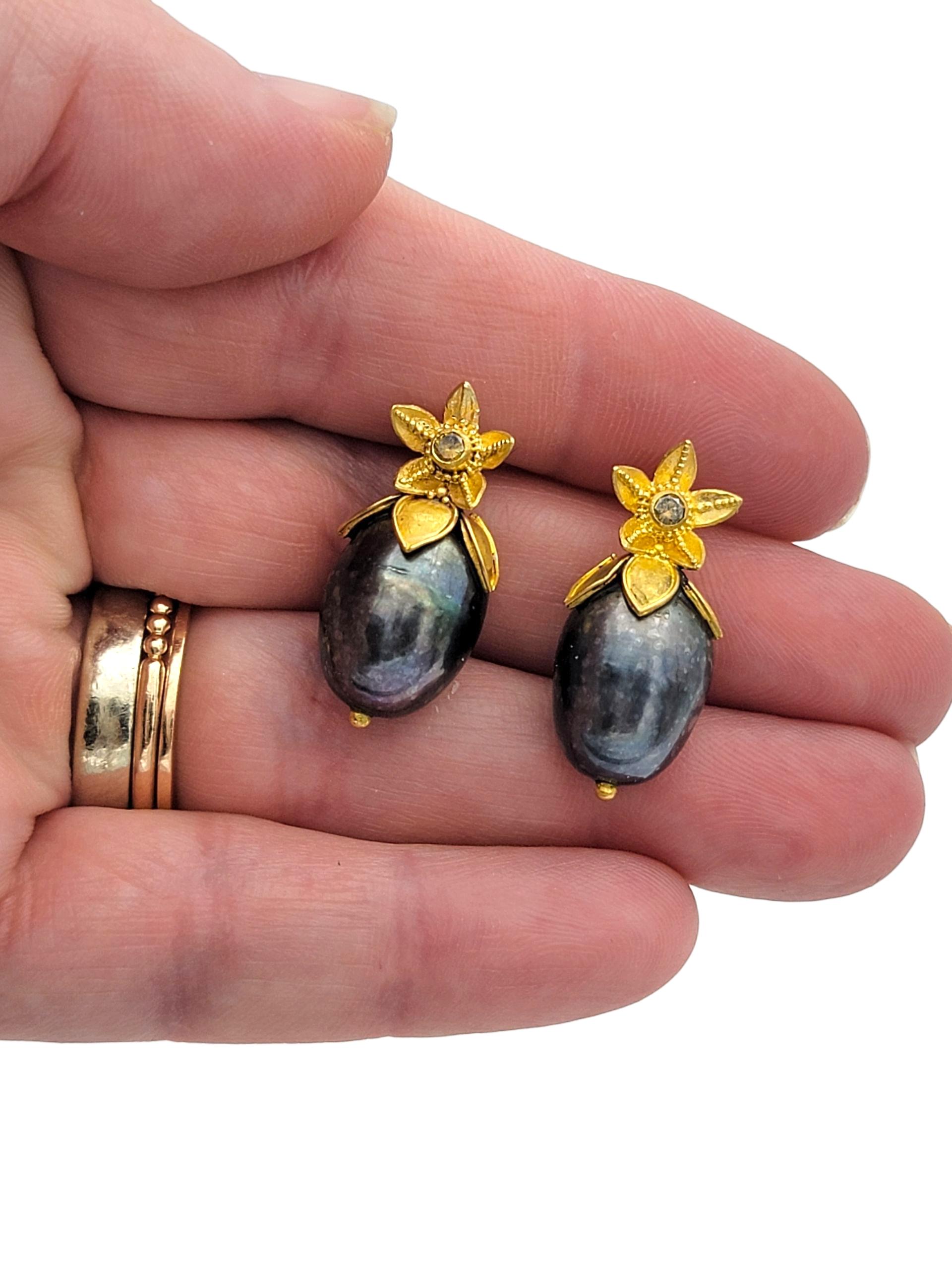 Contemporain Boucles d'oreilles perles baroques noires et fleurs avec diamants chocolatés or 20 carats en vente